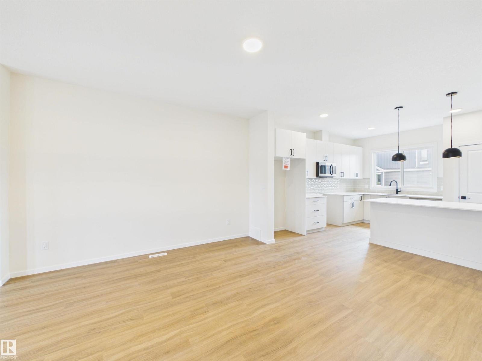 1096 MCLEOD AV - 8