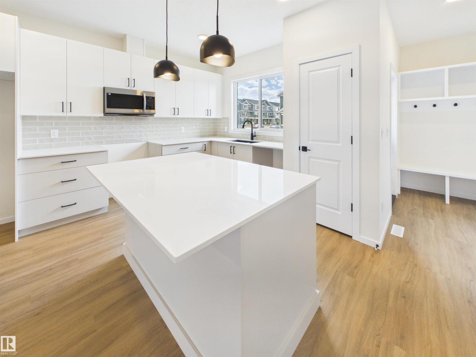 1096 MCLEOD AV - 9