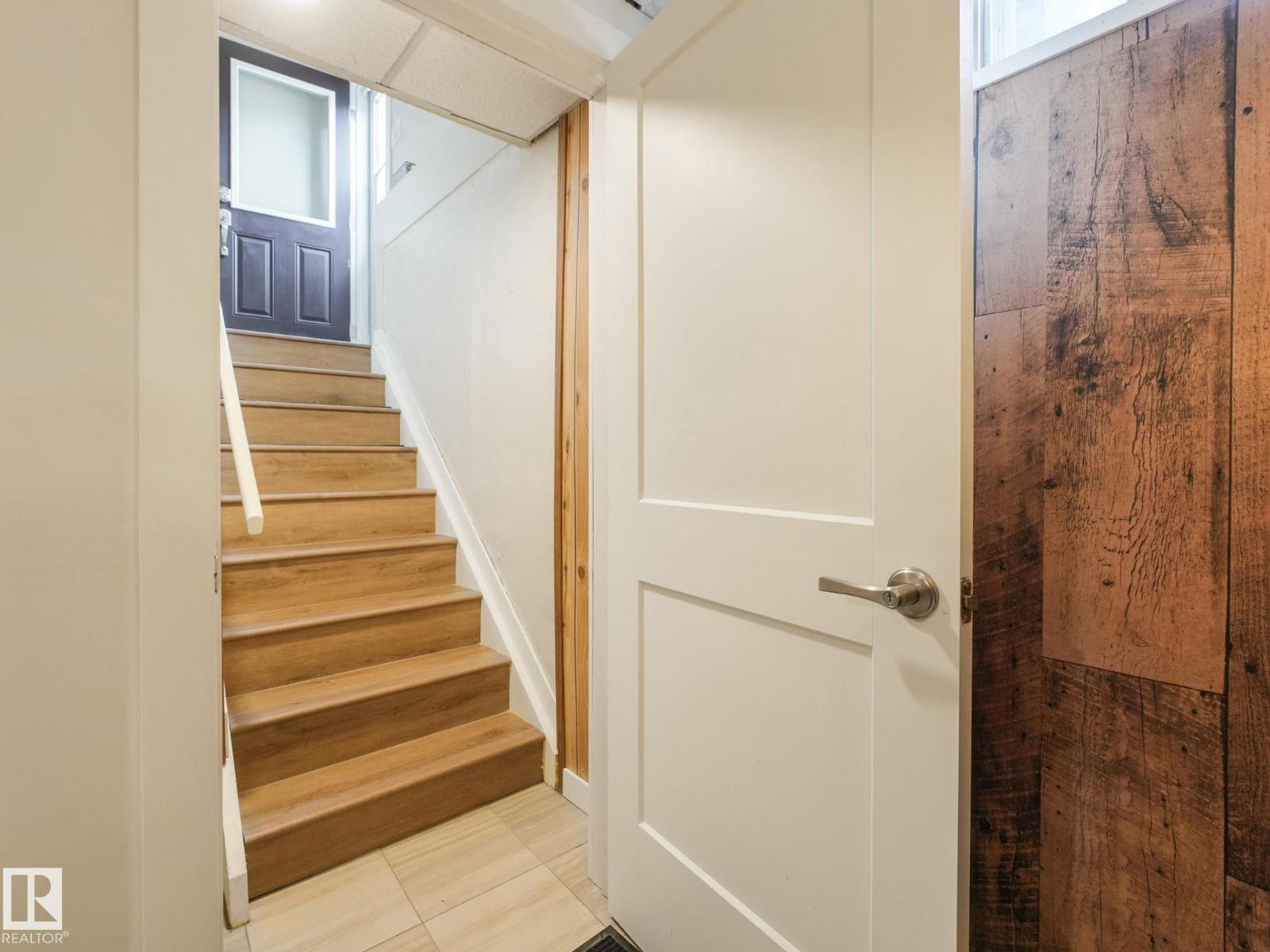 7120 39 AV NW - 53