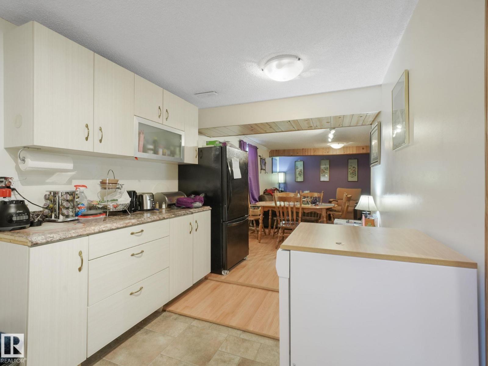 7120 39 AV NW - 56