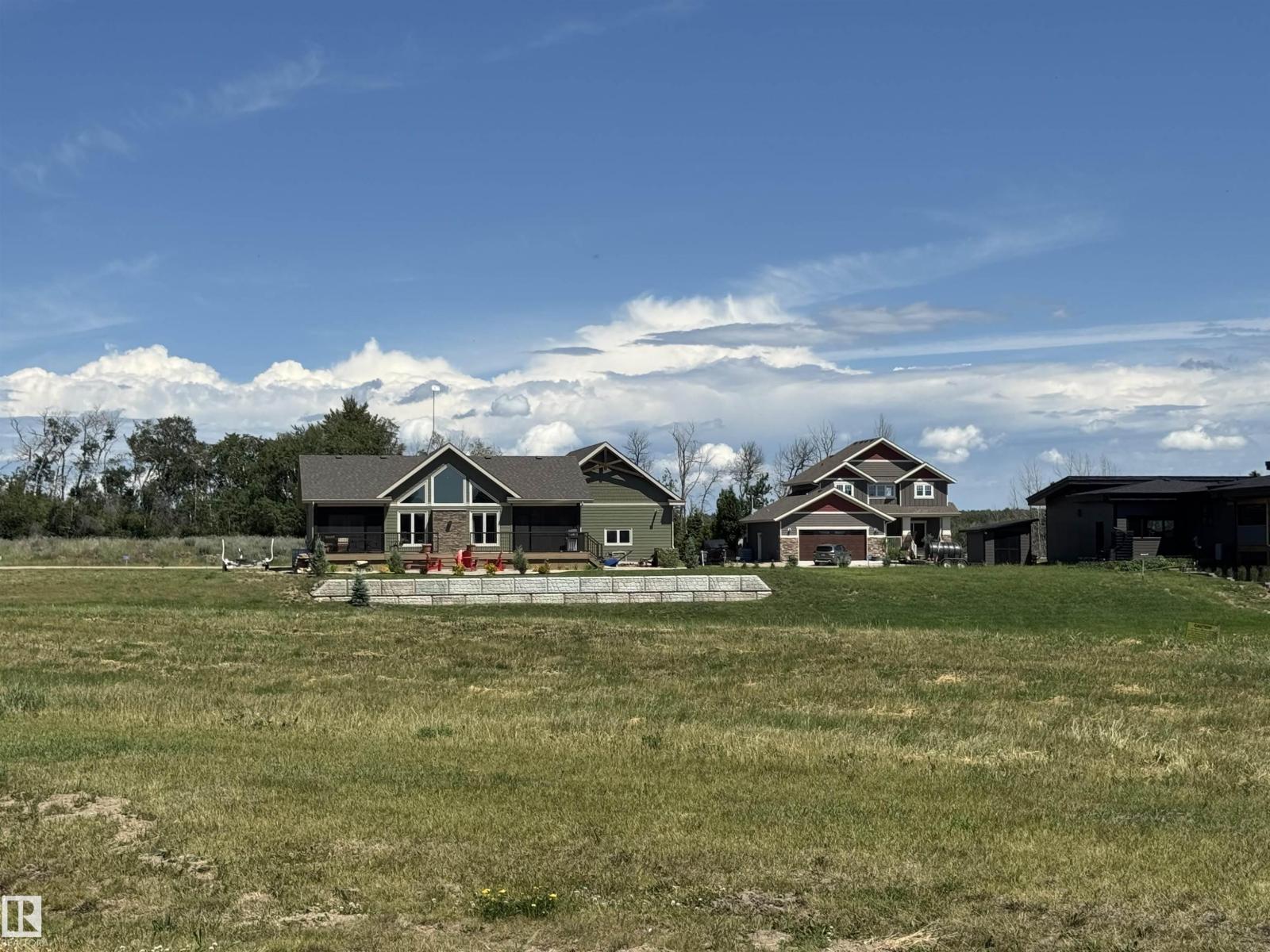 160 Lakeshore Close