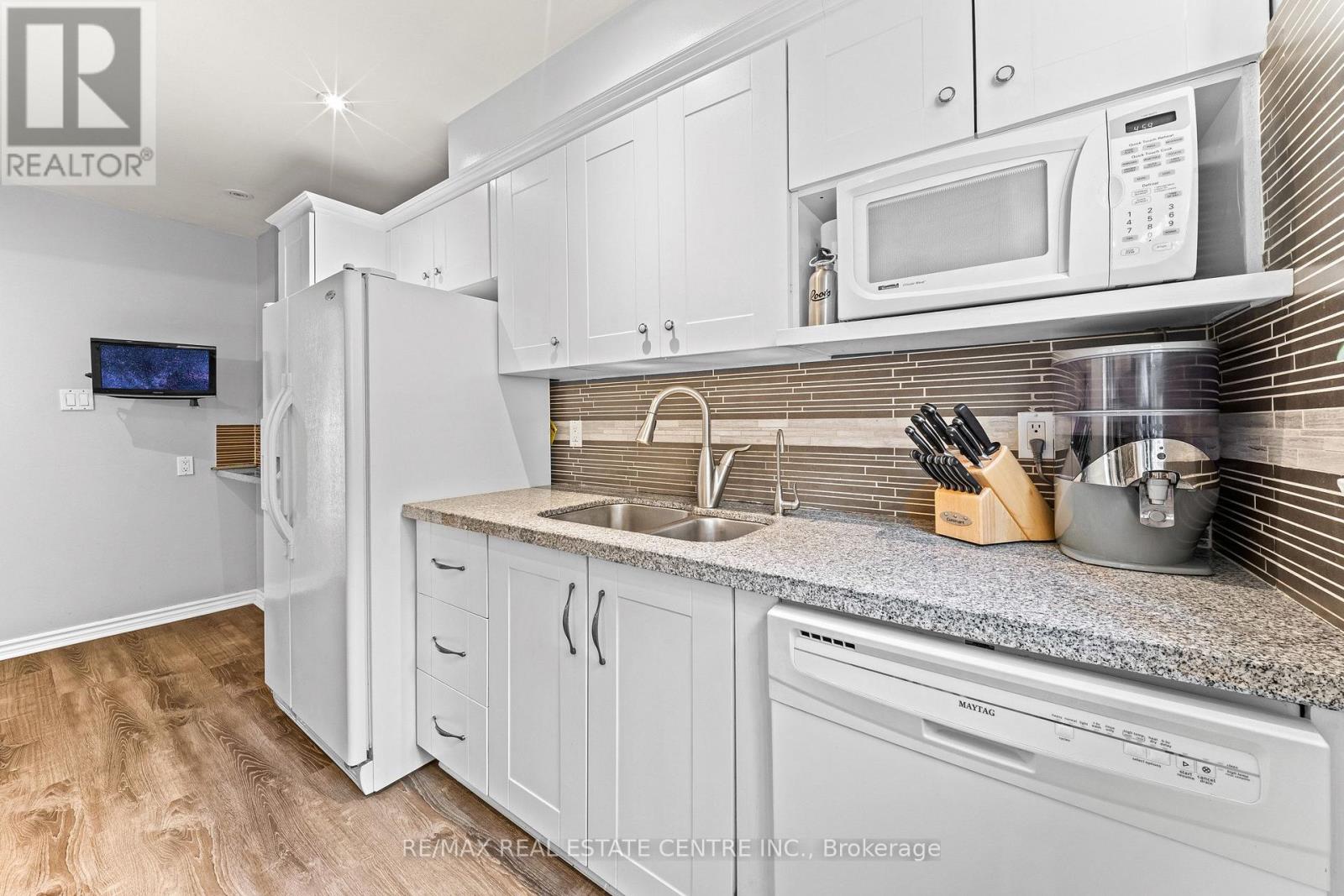 127 LOWRY SQUARE - Image 12