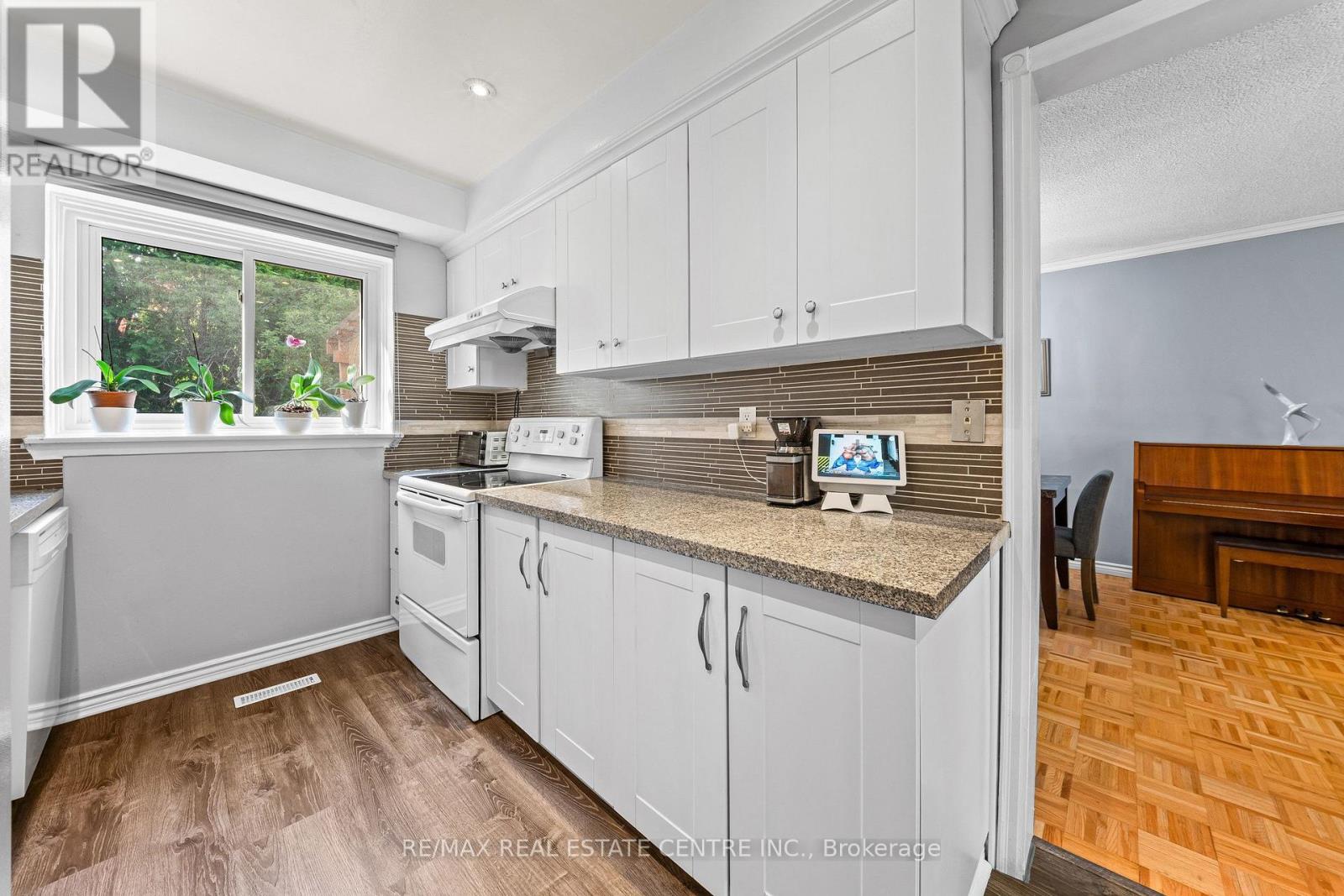 127 LOWRY SQUARE - Image 13