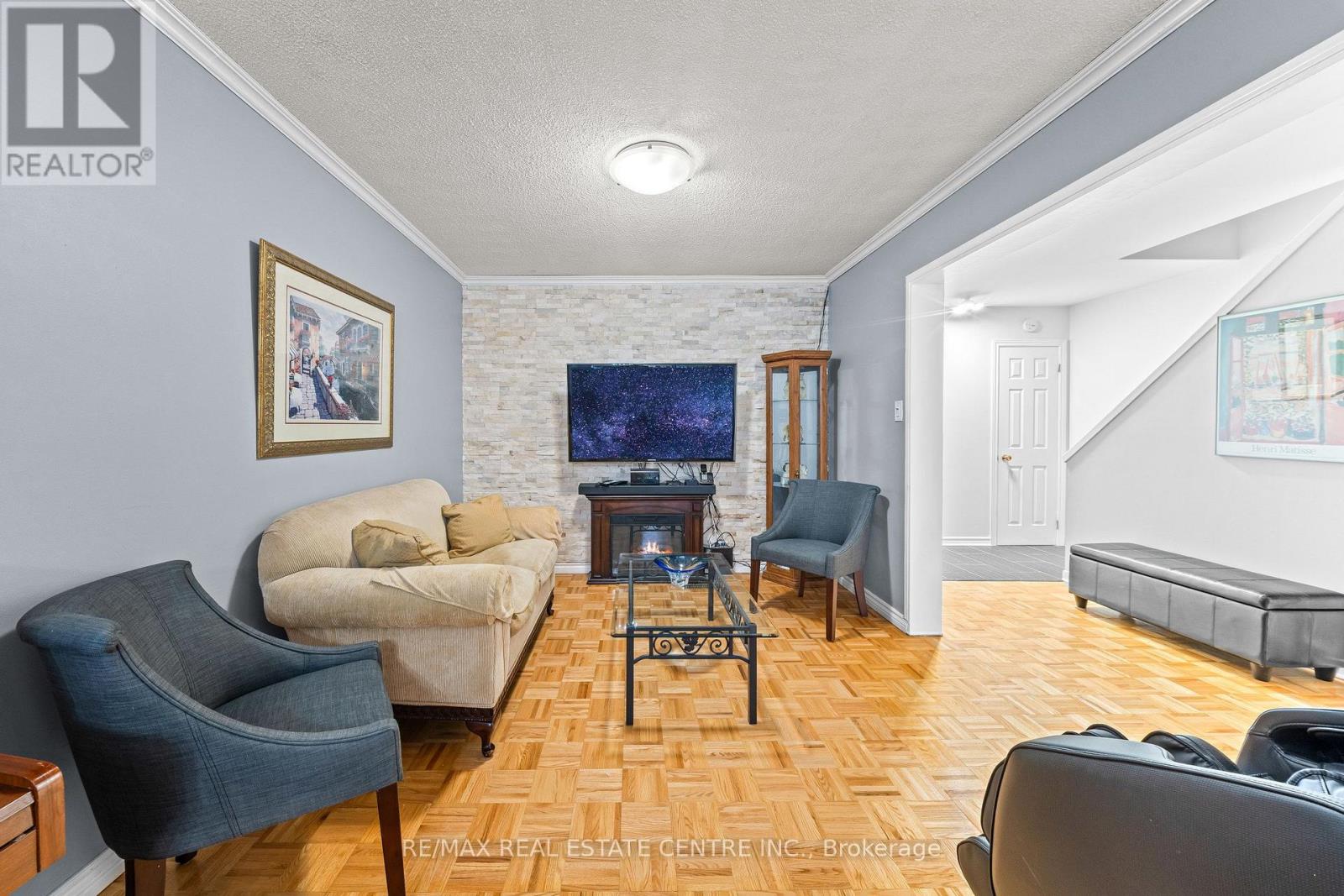 127 LOWRY SQUARE - Image 16