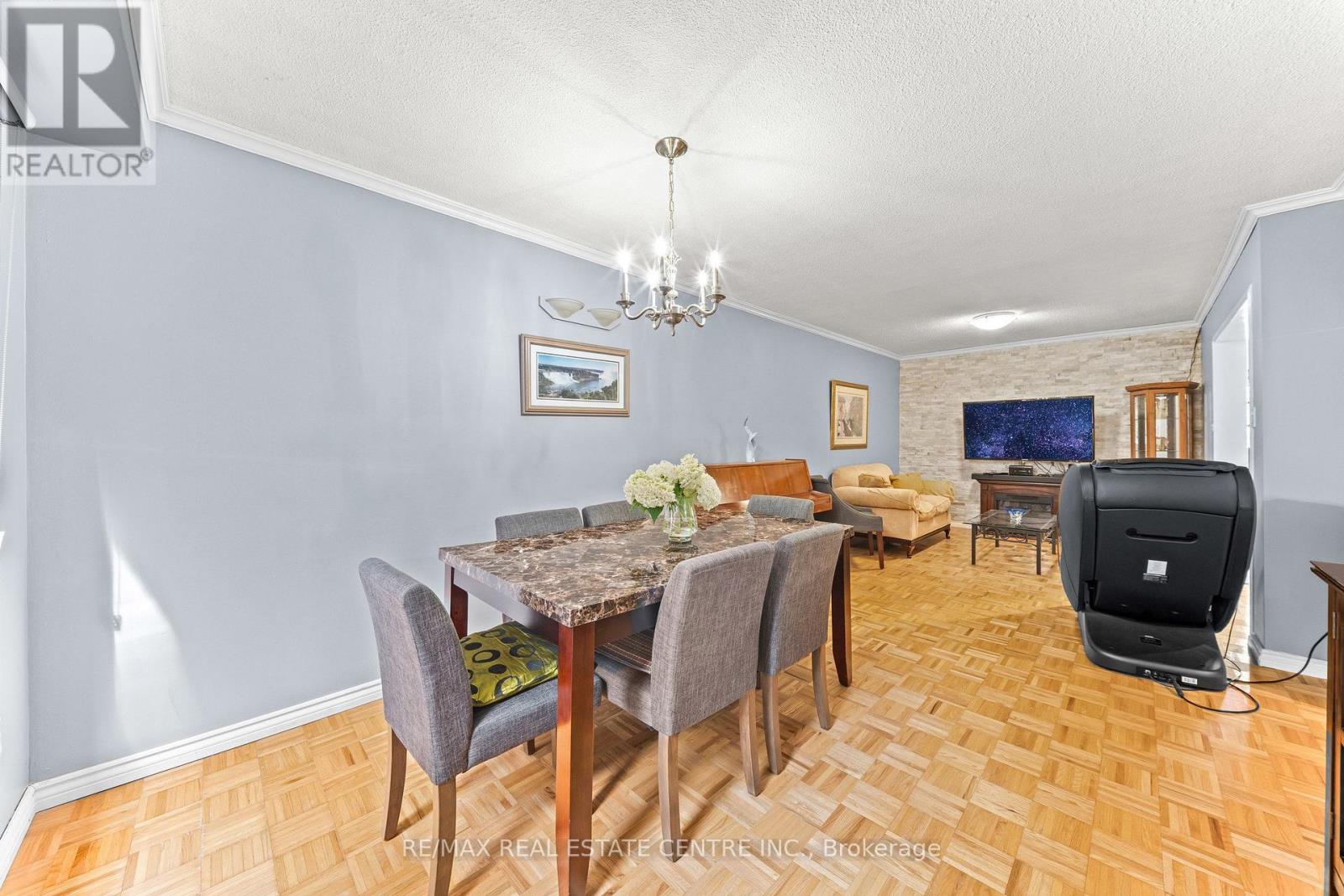 127 LOWRY SQUARE - Image 19