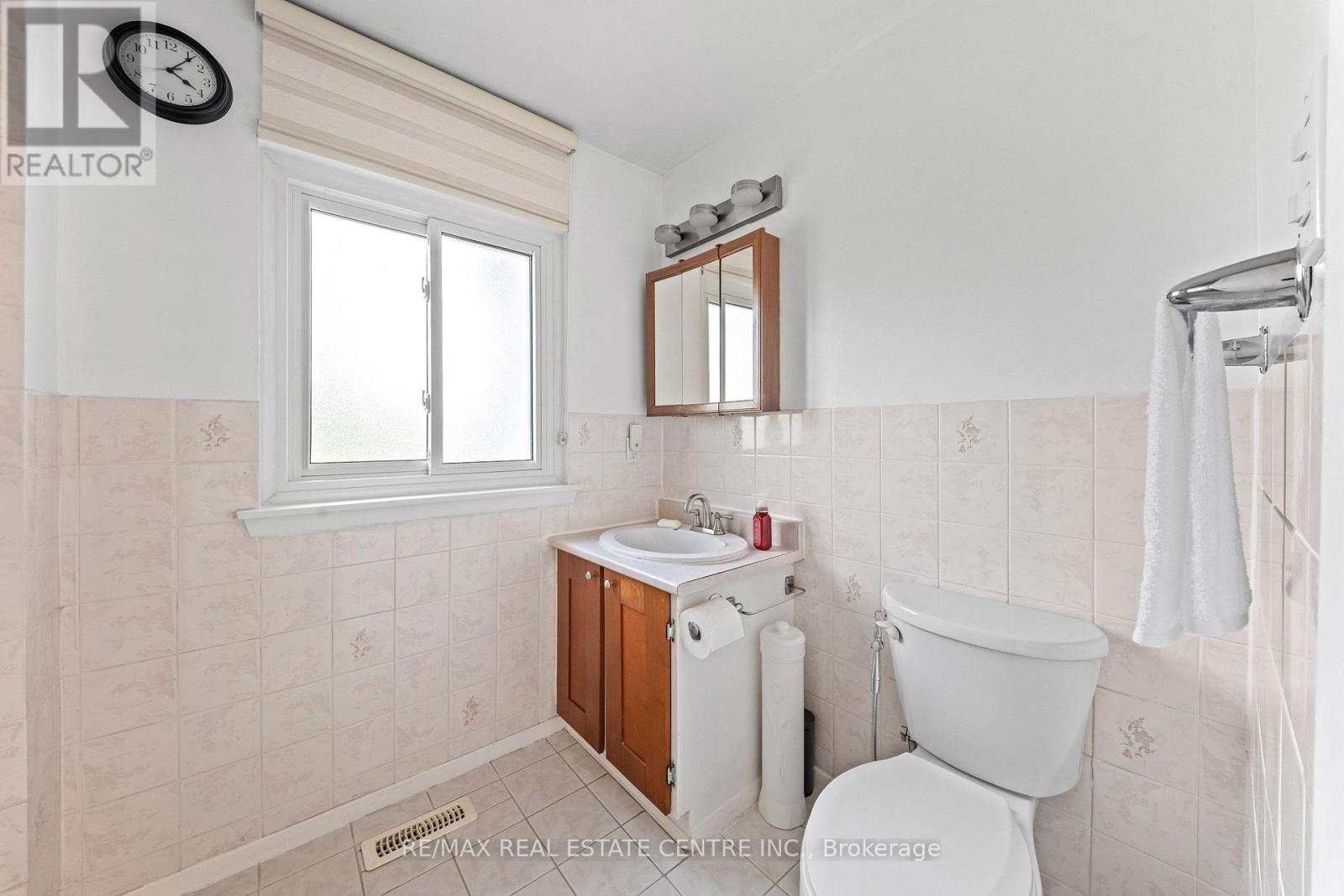 127 LOWRY SQUARE - Image 30