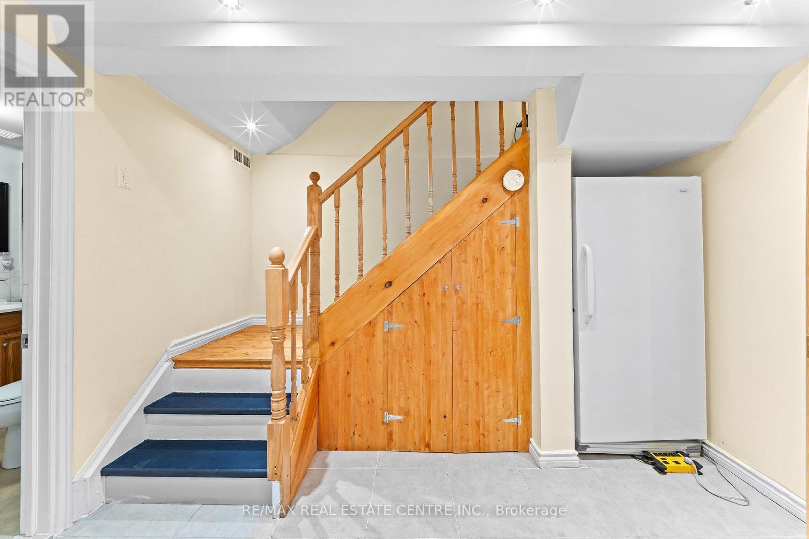 127 LOWRY SQUARE - Image 34