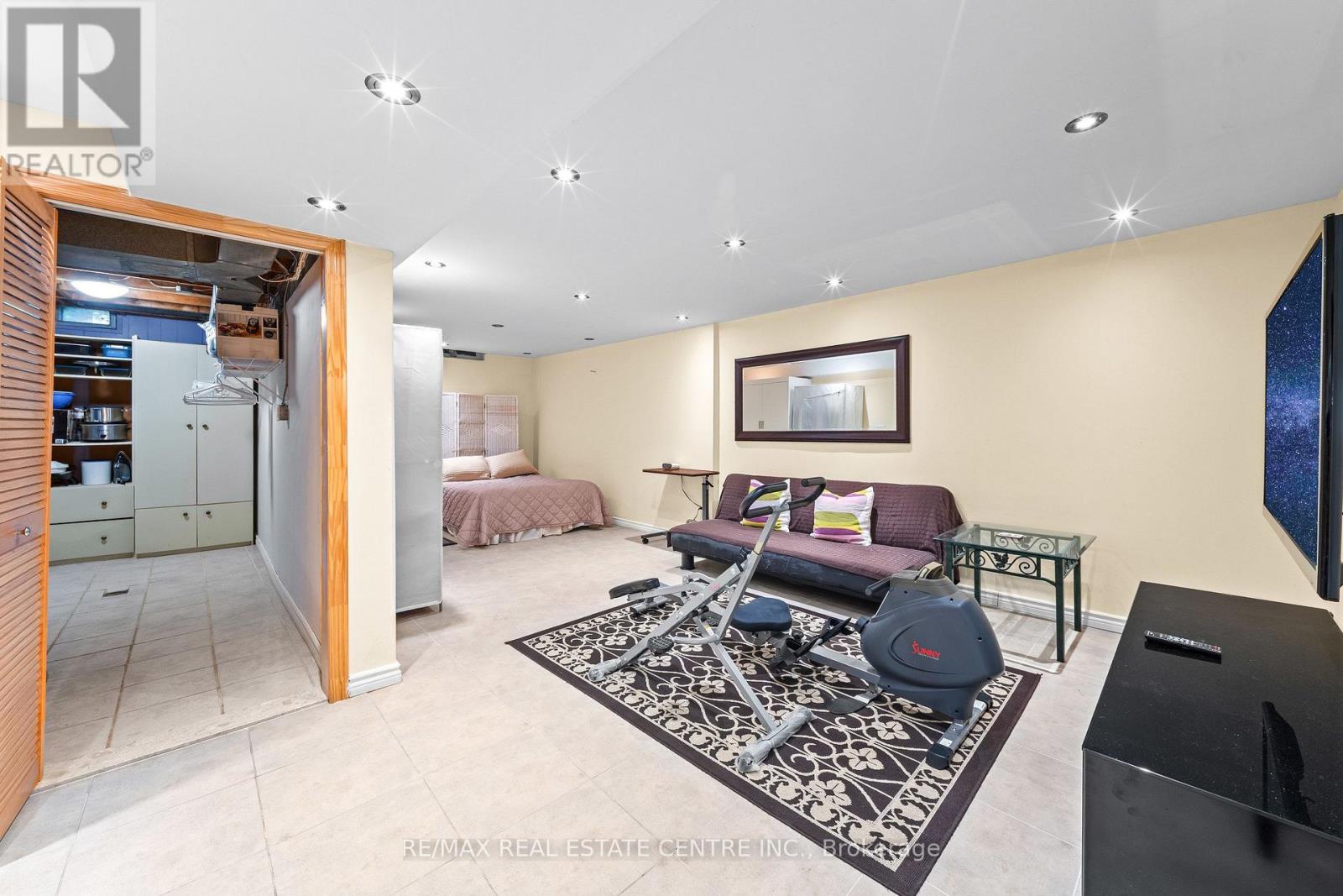 127 LOWRY SQUARE - Image 35