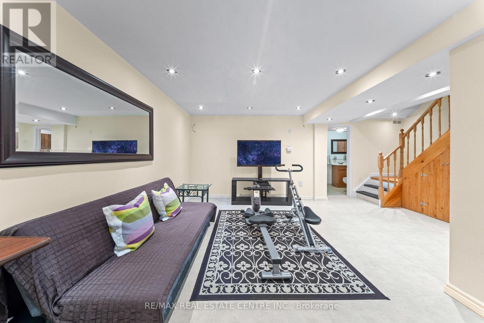 127 LOWRY SQUARE - Image 37