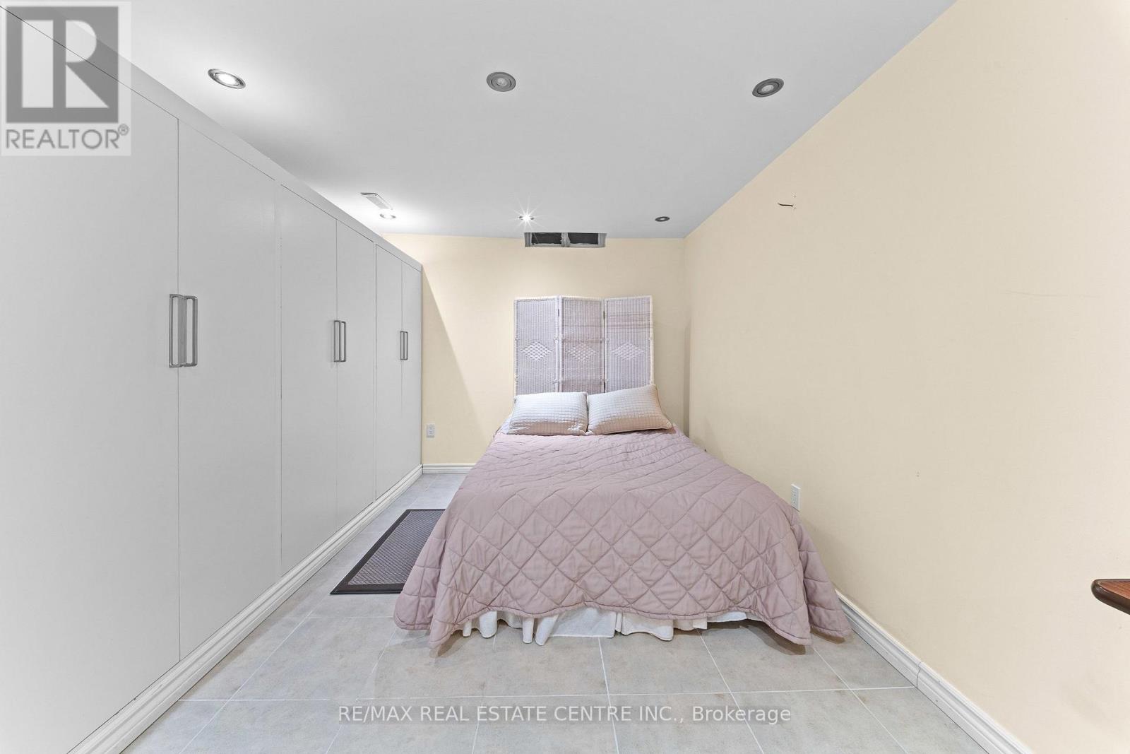127 LOWRY SQUARE - Image 38