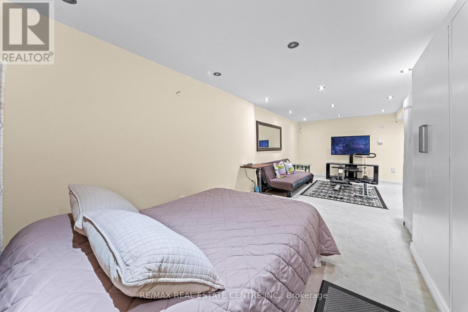 127 LOWRY SQUARE - Image 39