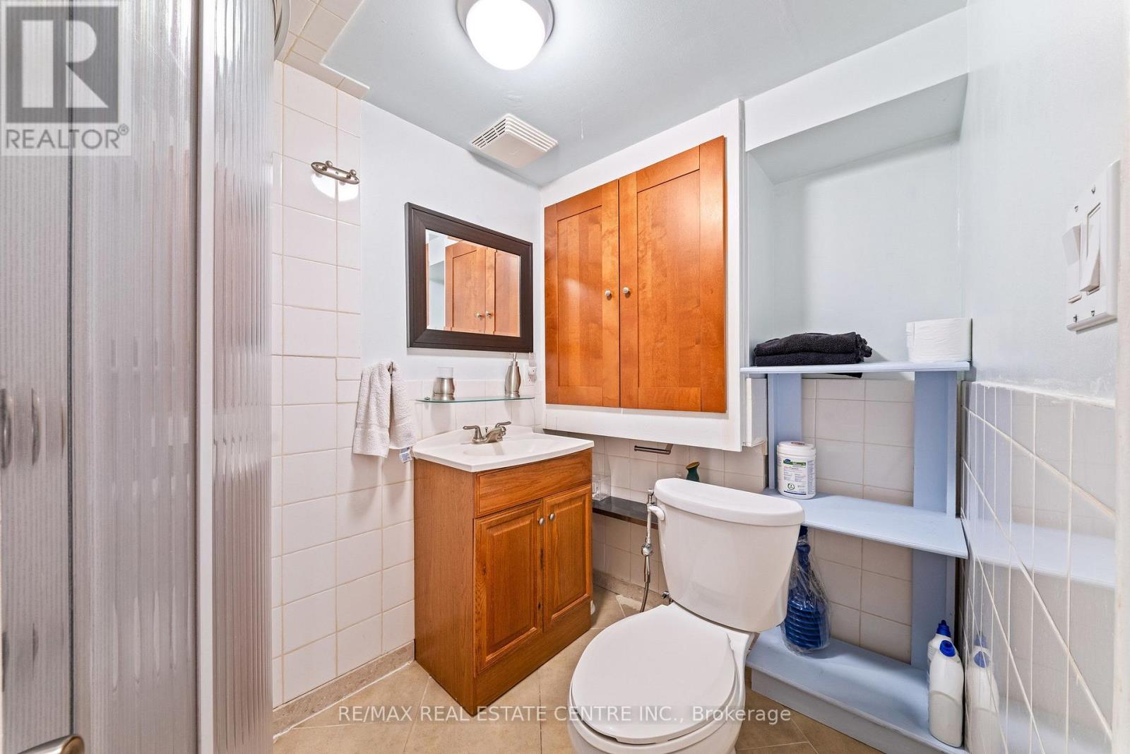 127 LOWRY SQUARE - Image 40
