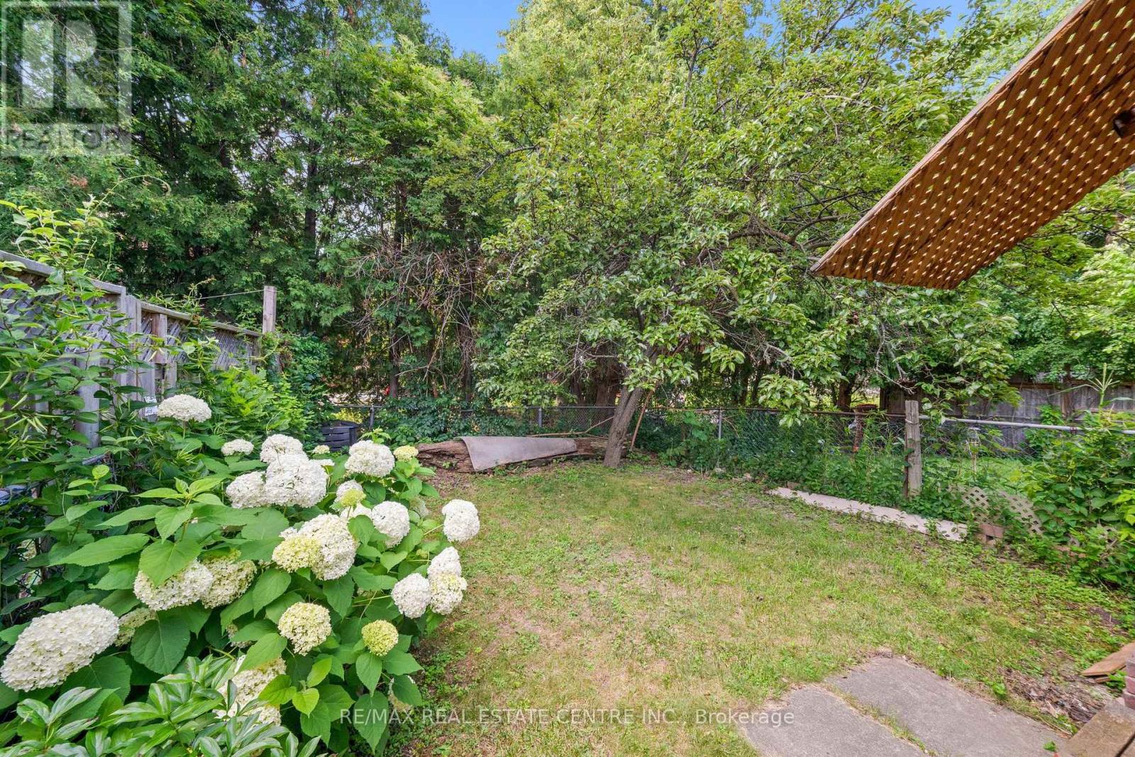 127 LOWRY SQUARE - Image 45