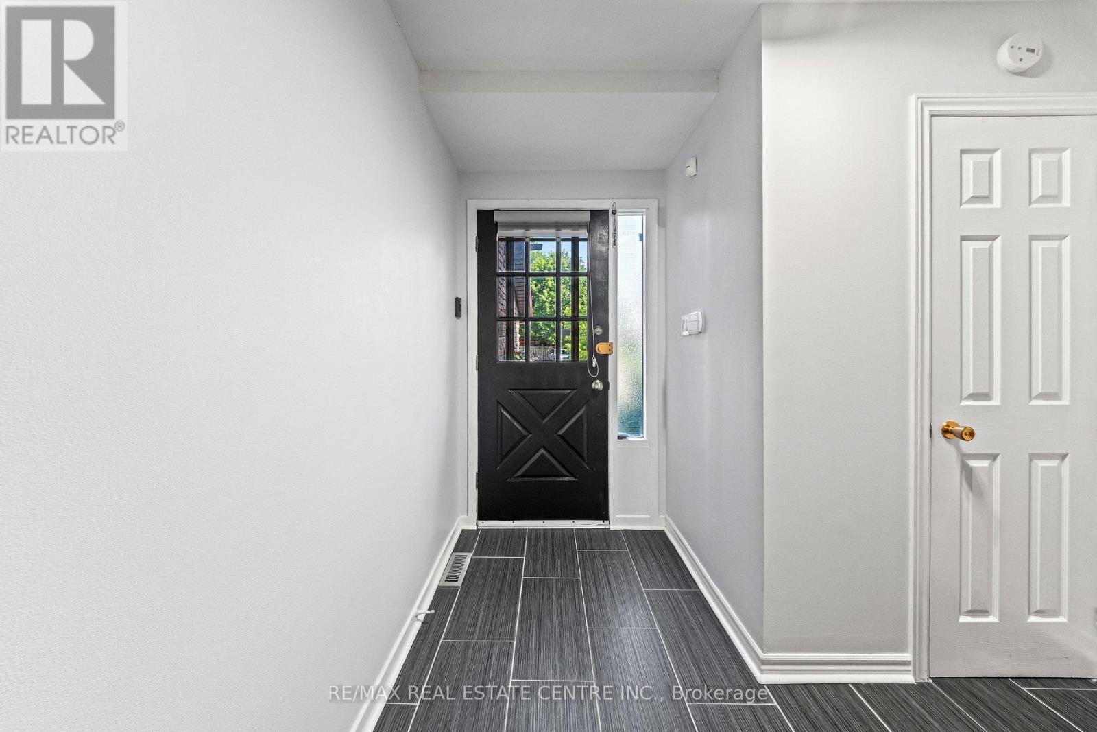 127 LOWRY SQUARE - Image 6