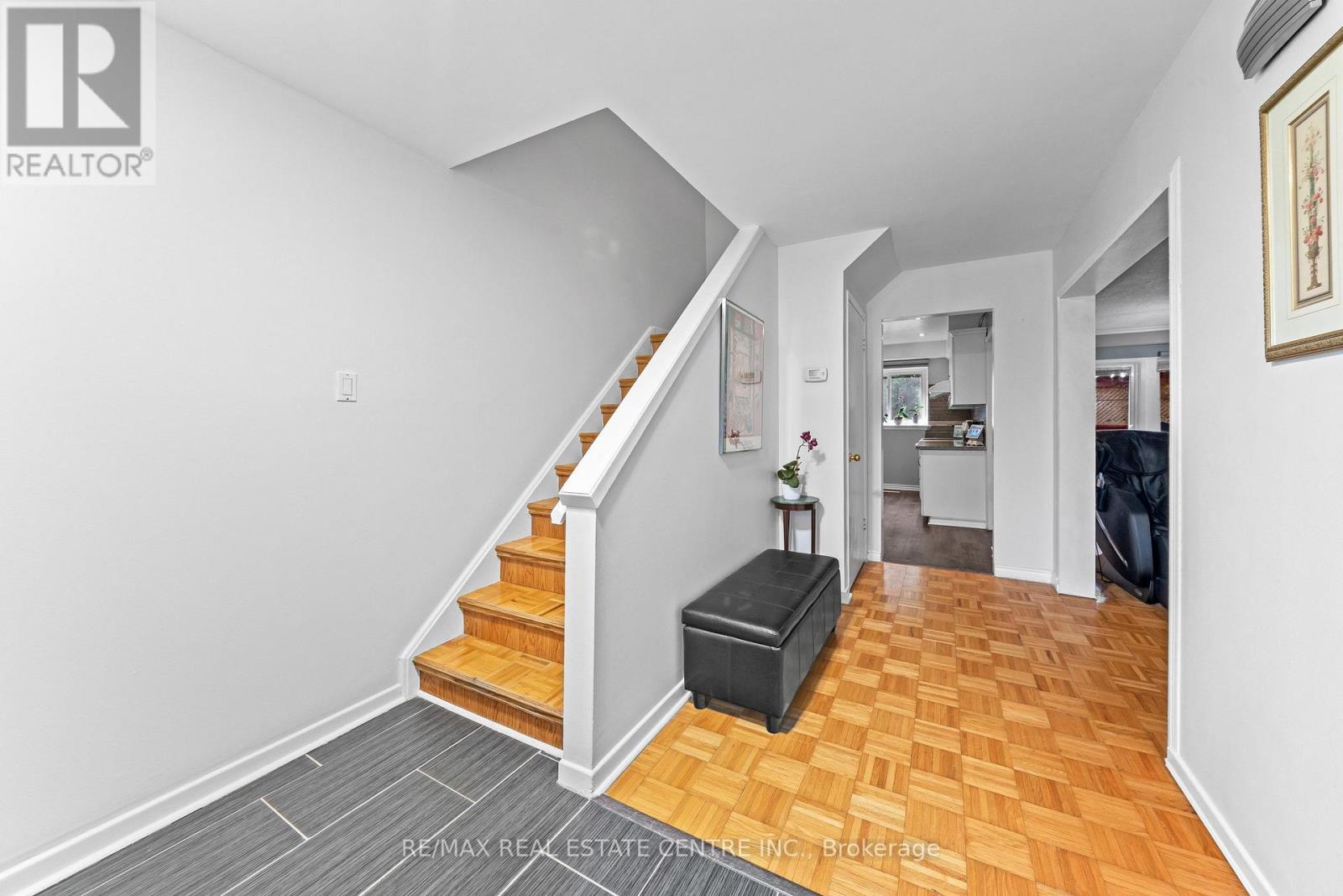 127 LOWRY SQUARE - Image 7