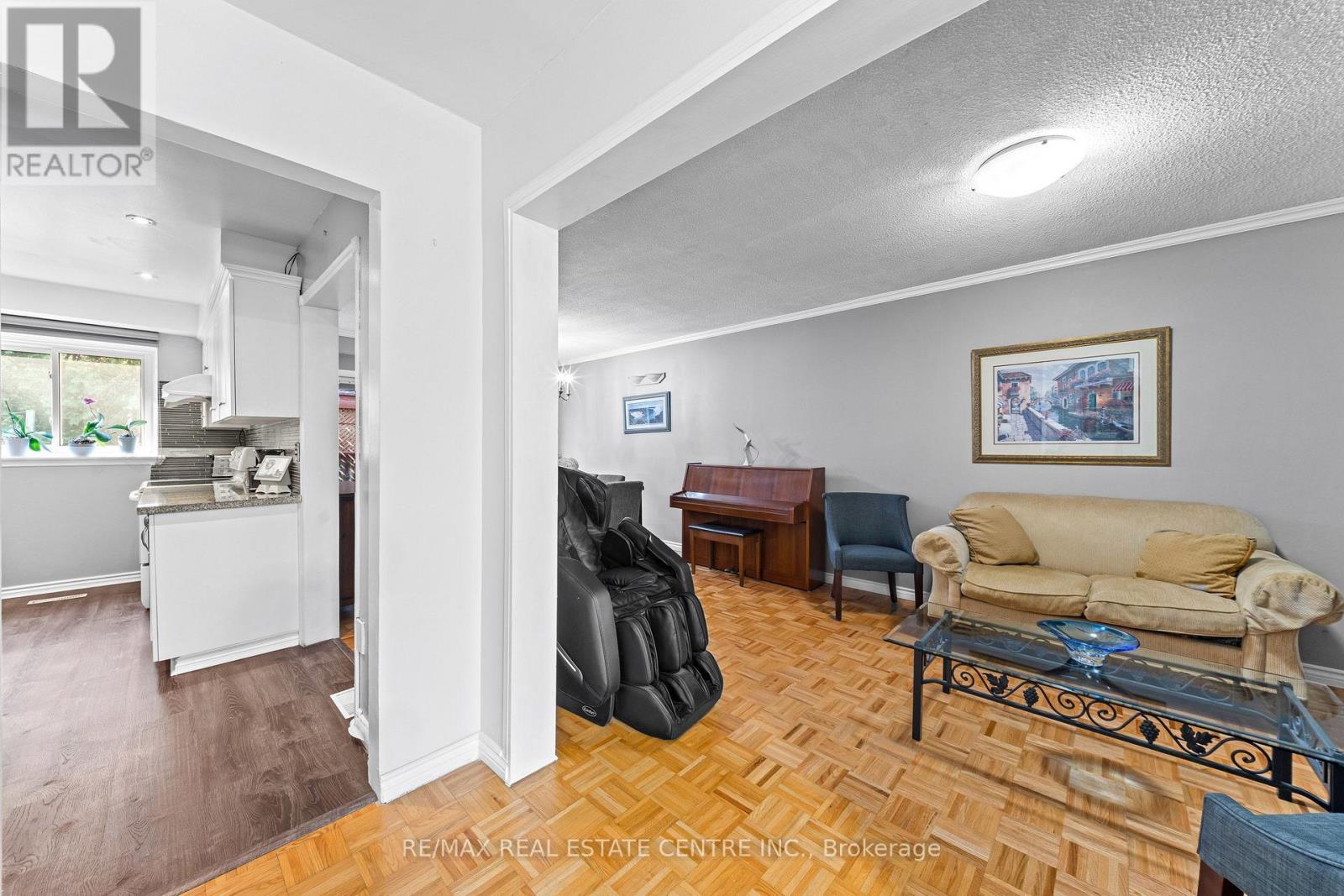127 LOWRY SQUARE - Image 8
