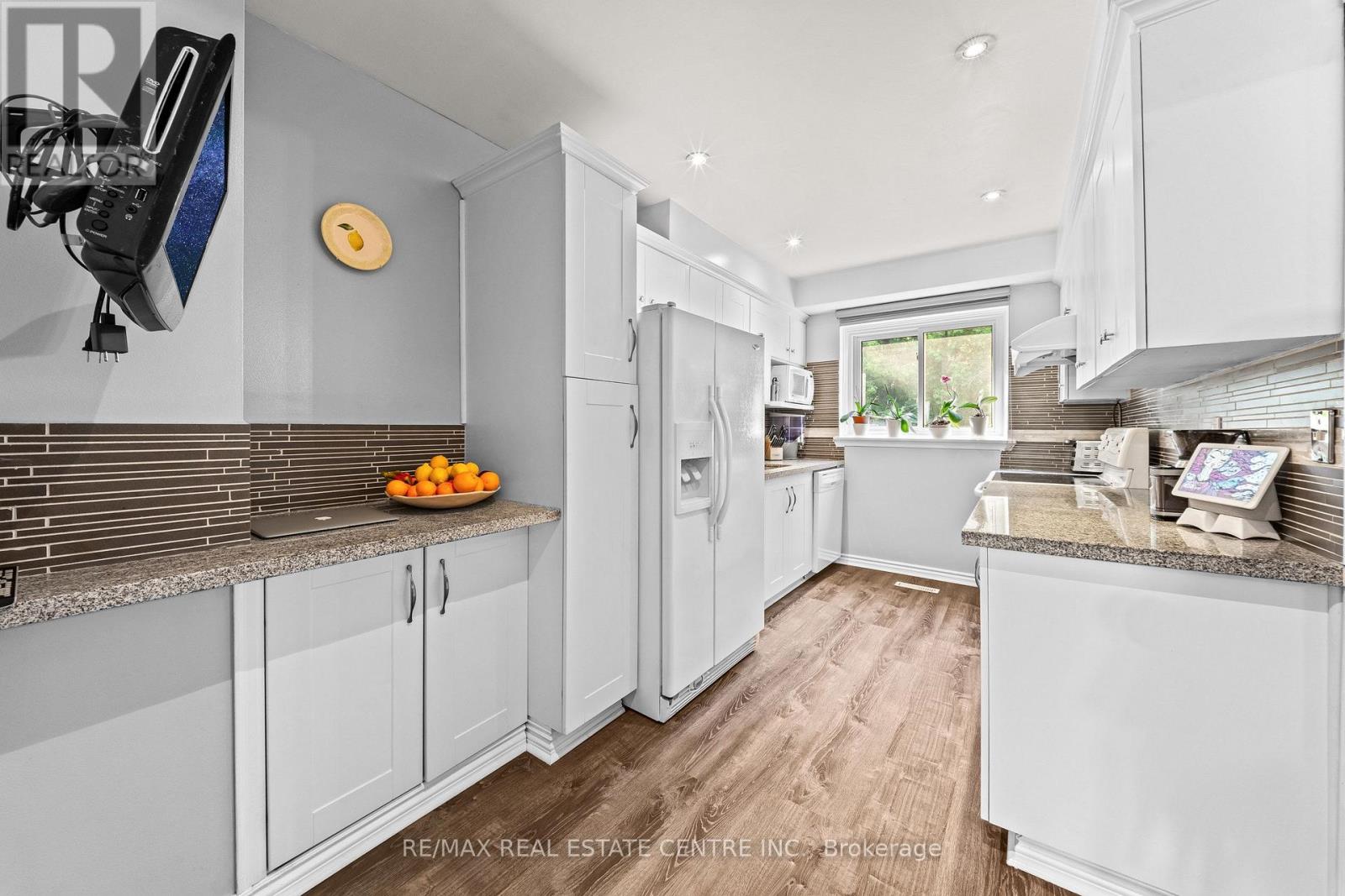 127 LOWRY SQUARE - Image 9
