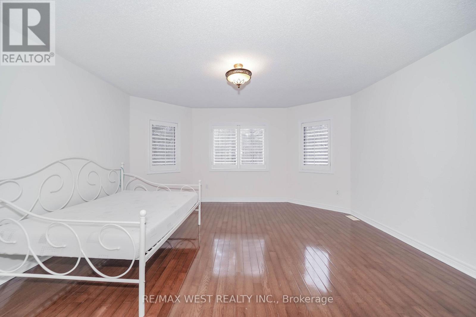 81 WOODVIEW DRIVE - 18