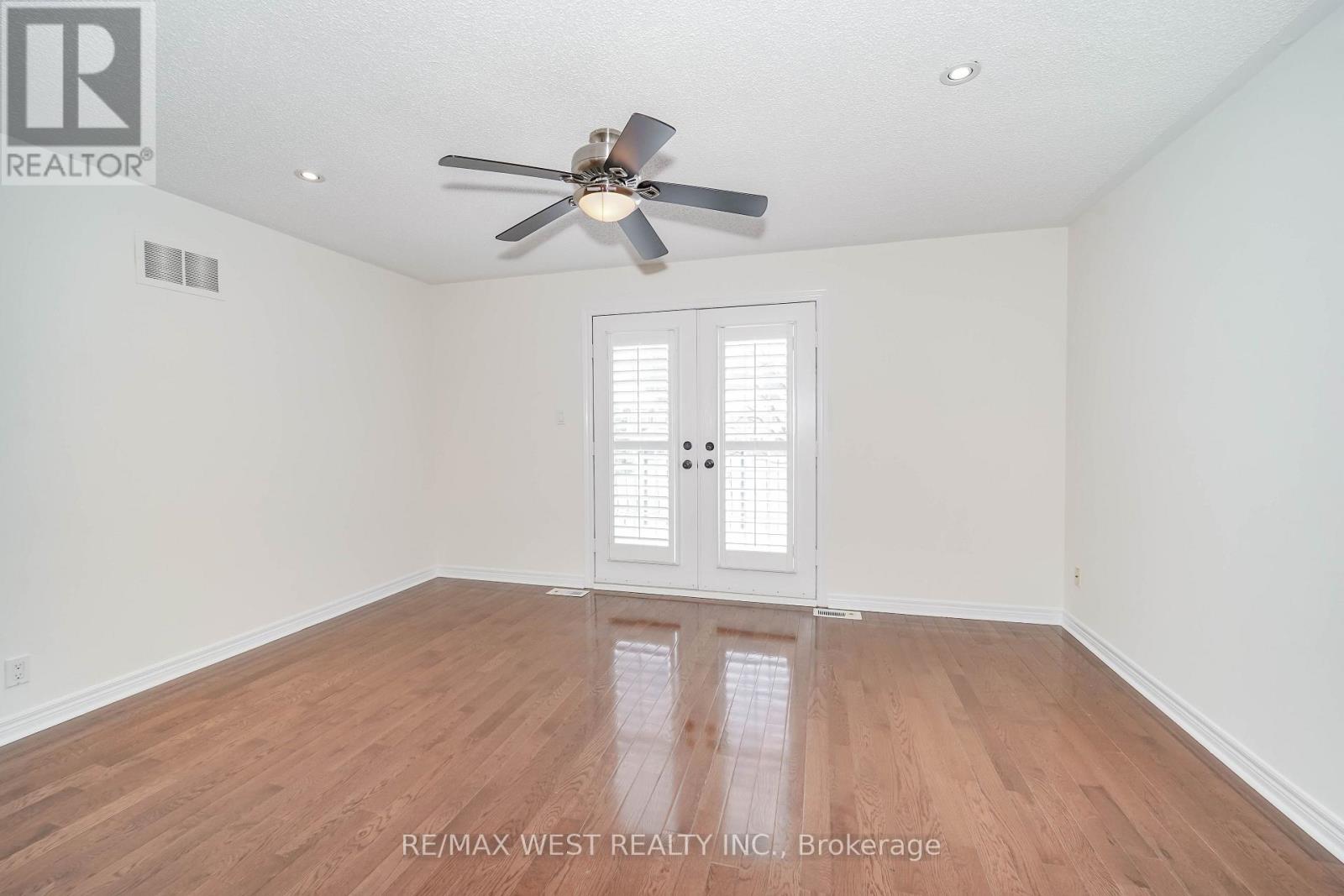 81 WOODVIEW DRIVE - 19