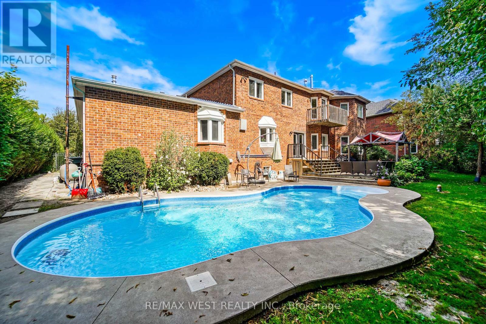 81 WOODVIEW DRIVE - 21