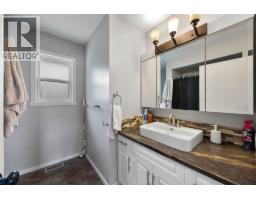 Bedroom - 740 Sherwood Drive, Kamloops, BC V2B4E5 Photo 11