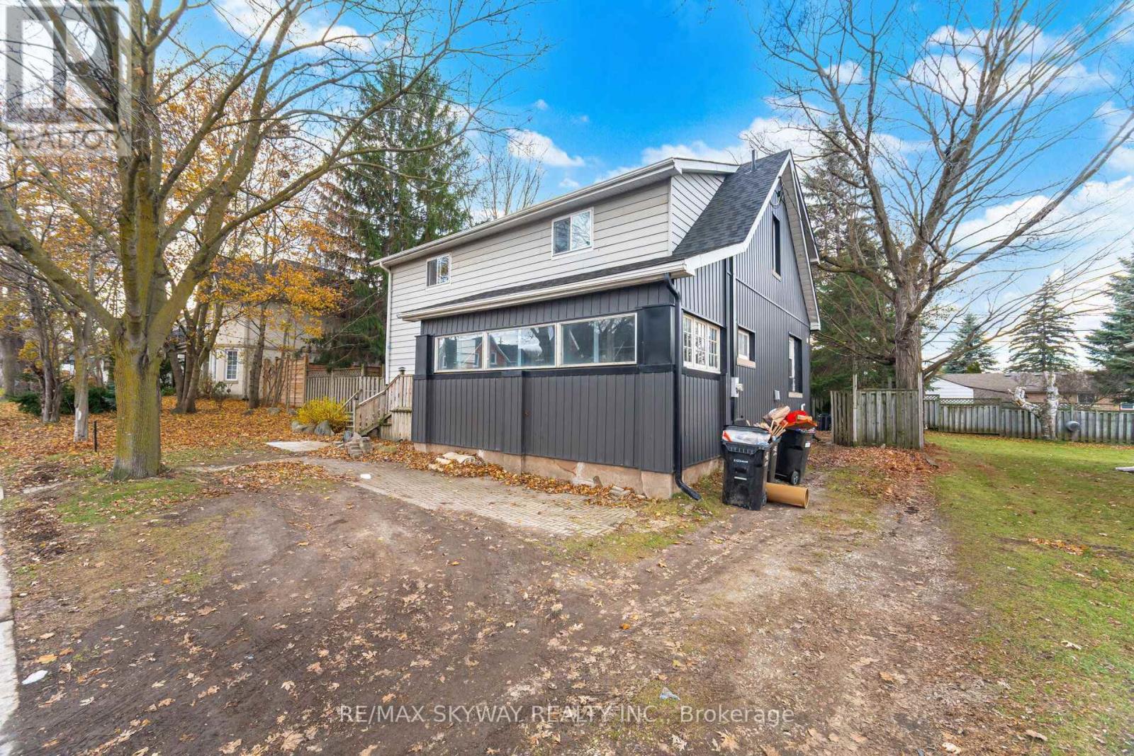 102 QUEEN STREET S - 1