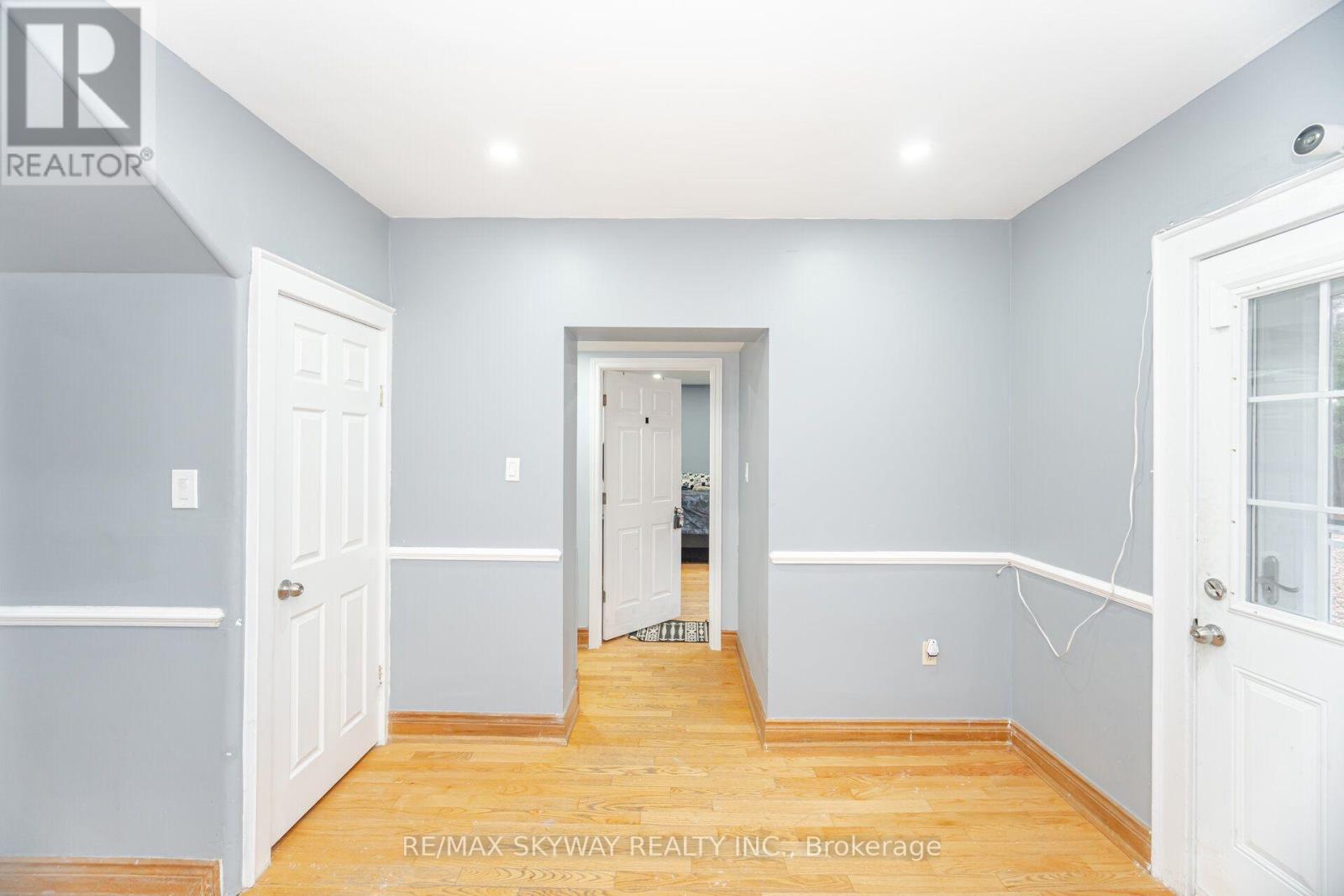 102 QUEEN STREET S - 10