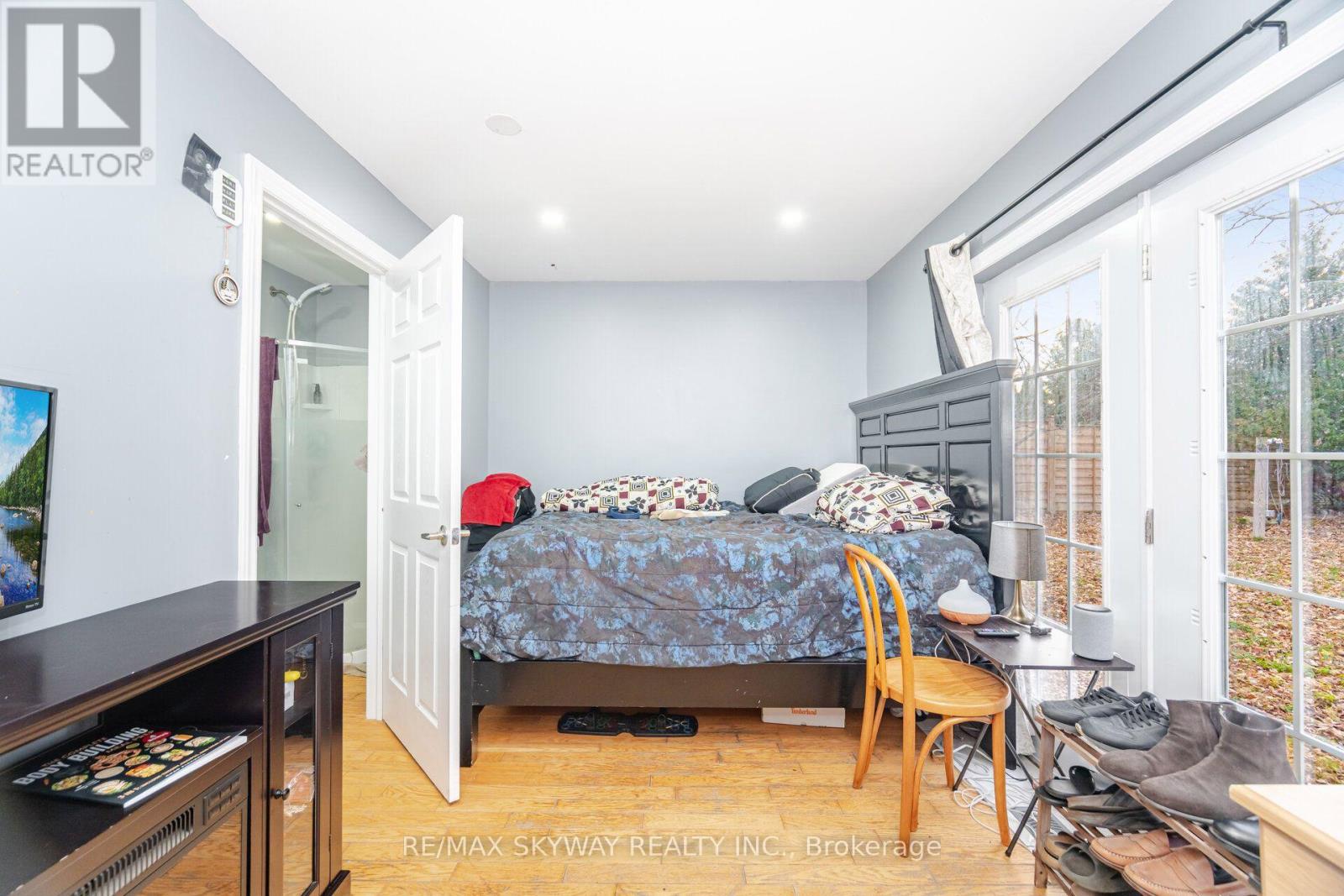 102 QUEEN STREET S - 11