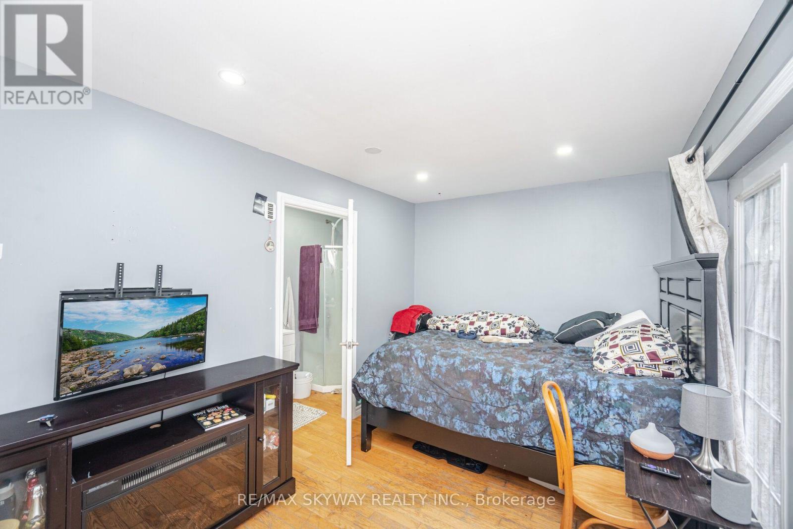 102 QUEEN STREET S - 13