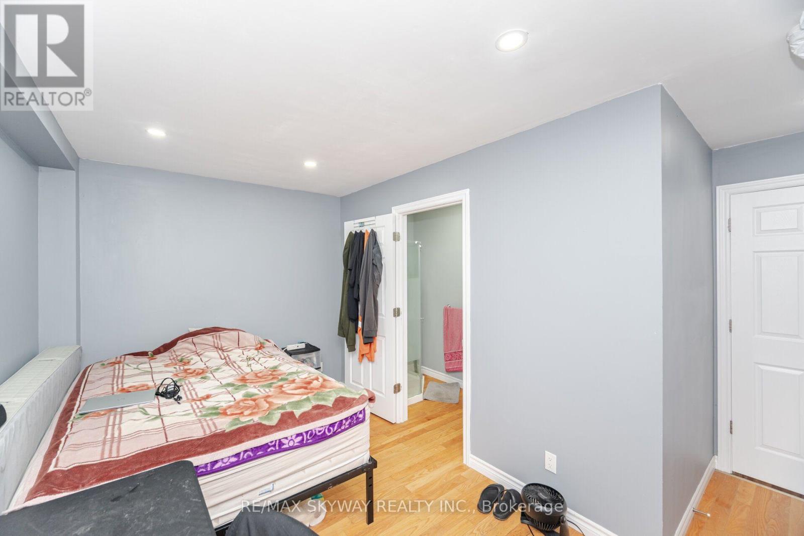 102 QUEEN STREET S - 18