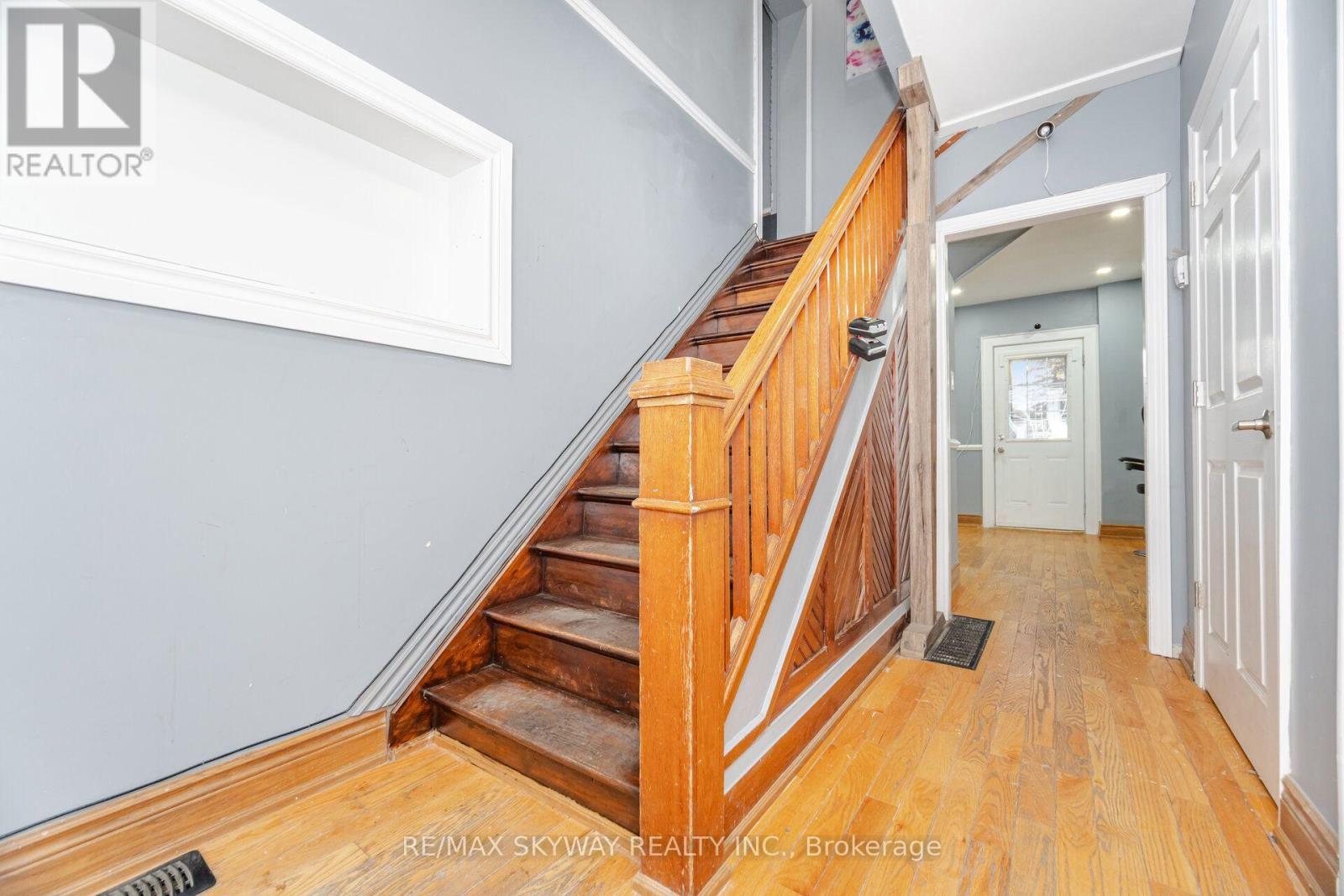 102 QUEEN STREET S - 21
