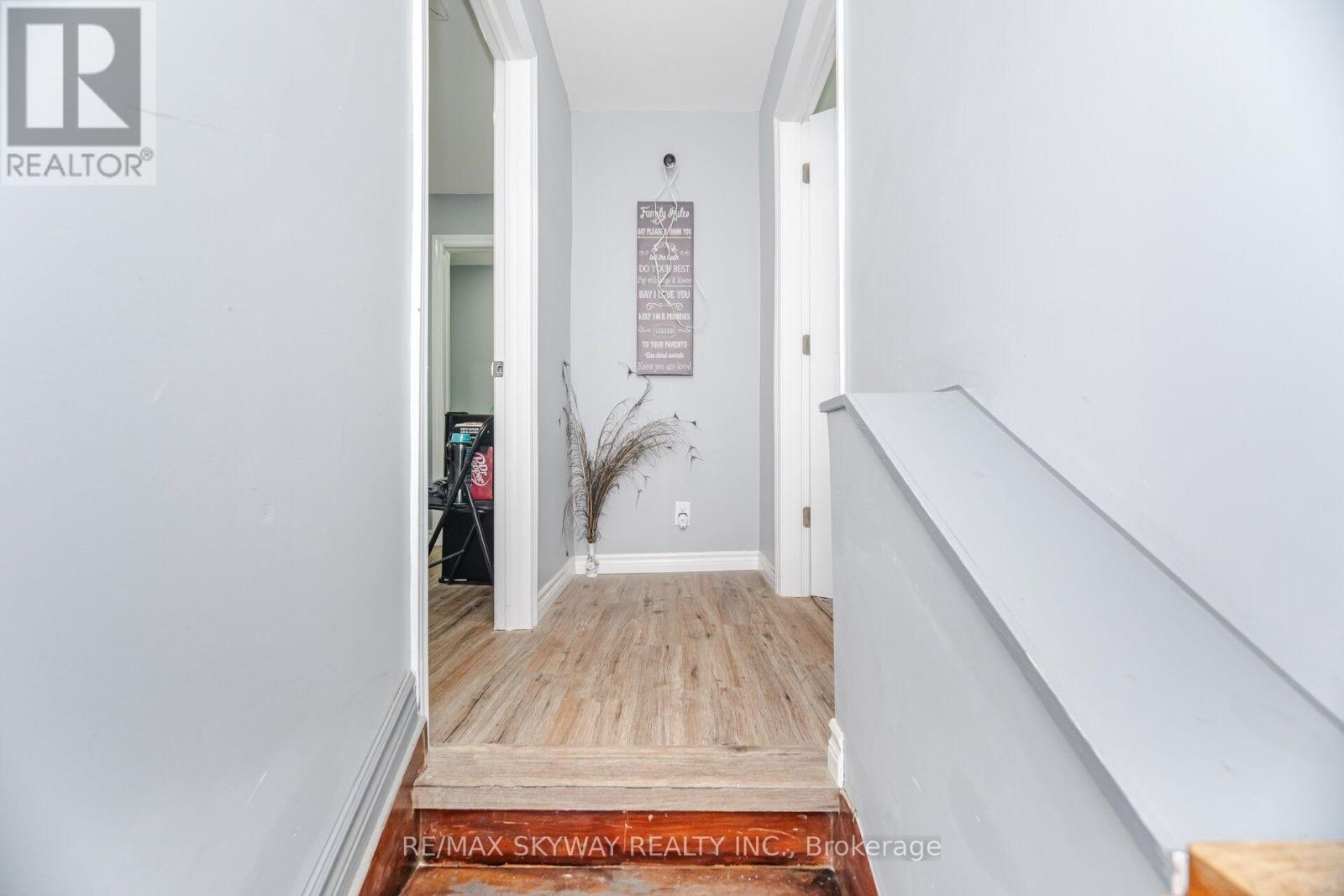 102 QUEEN STREET S - 22