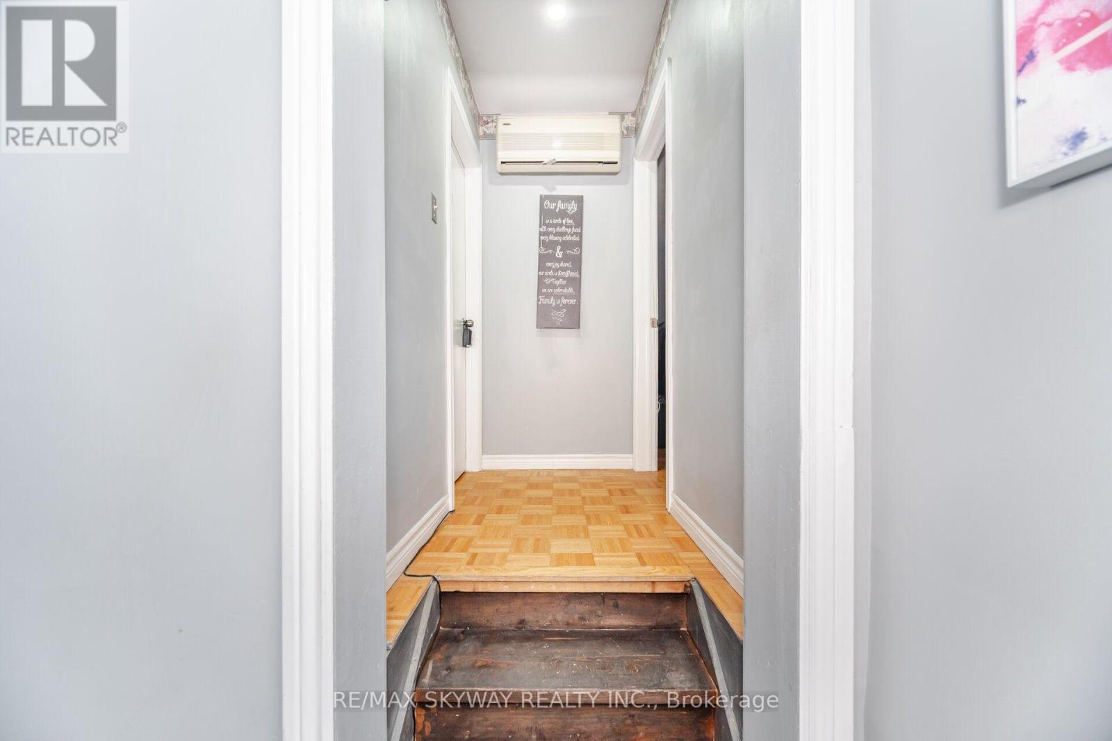 102 QUEEN STREET S - 23