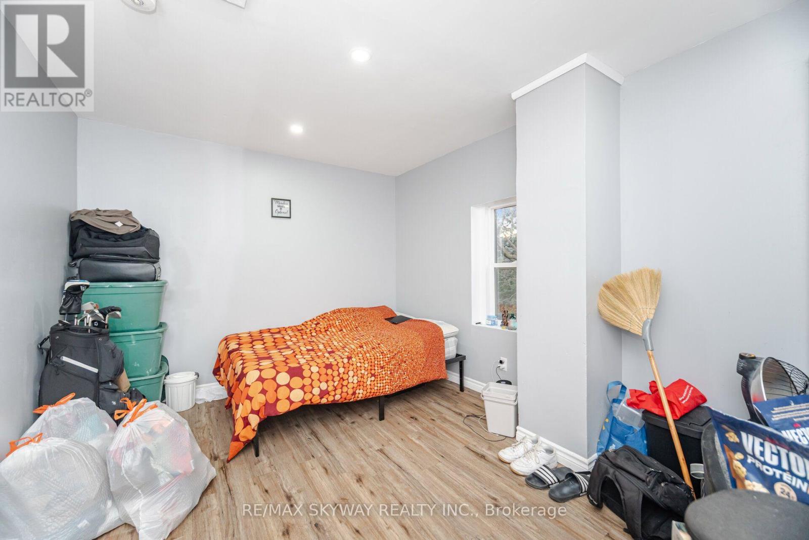 102 QUEEN STREET S - 28