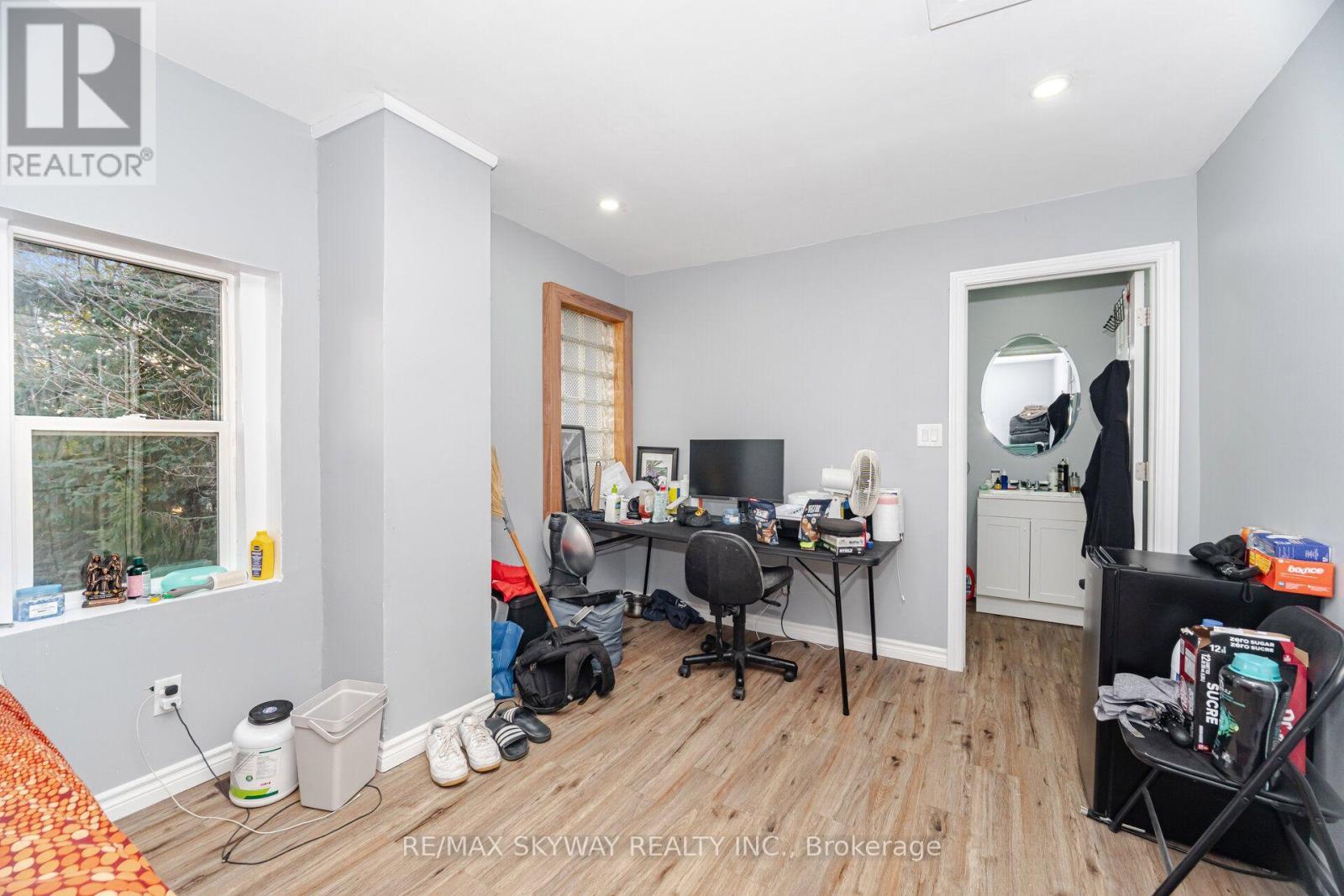 102 QUEEN STREET S - 30