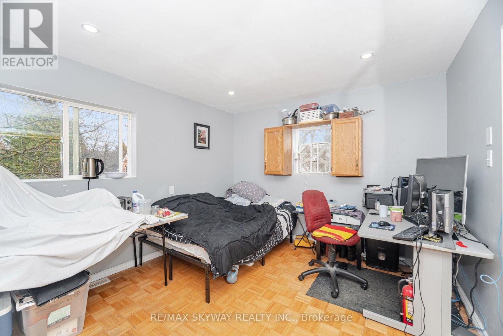 102 QUEEN STREET S - 32