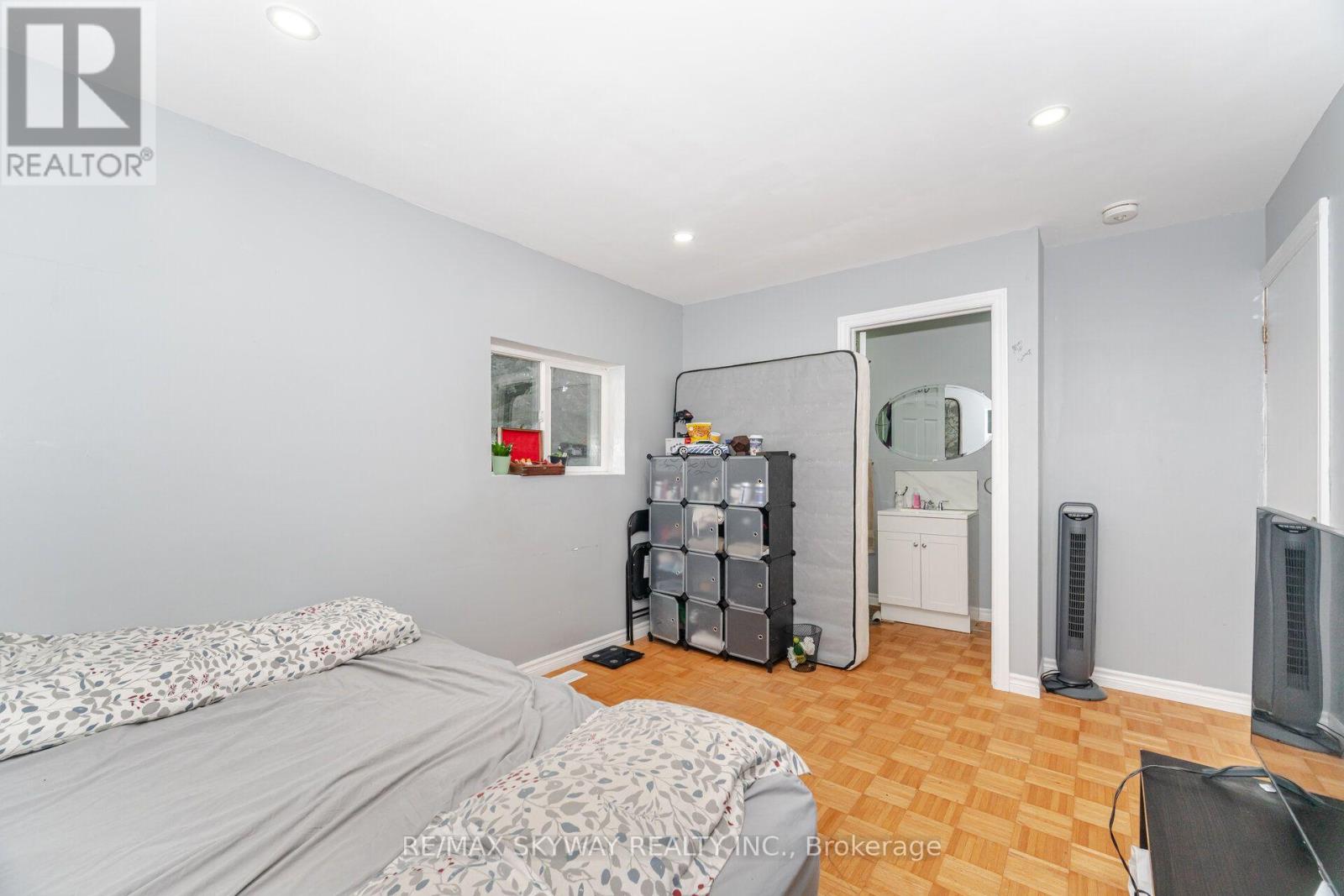 102 QUEEN STREET S - 39