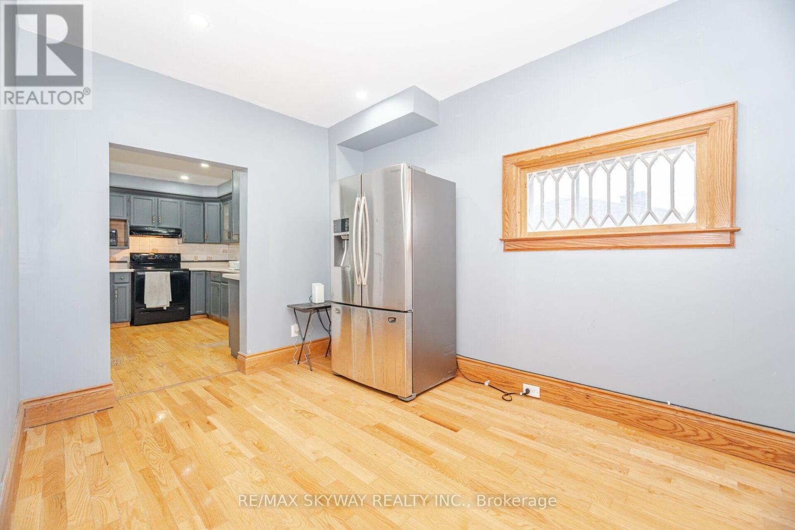 102 QUEEN STREET S - 4