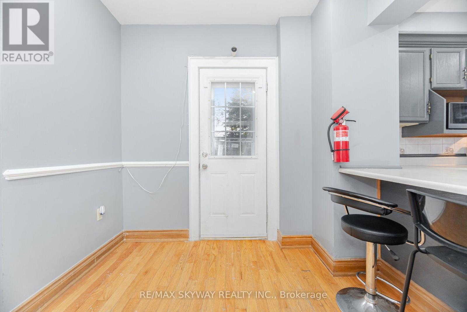 102 QUEEN STREET S - 42