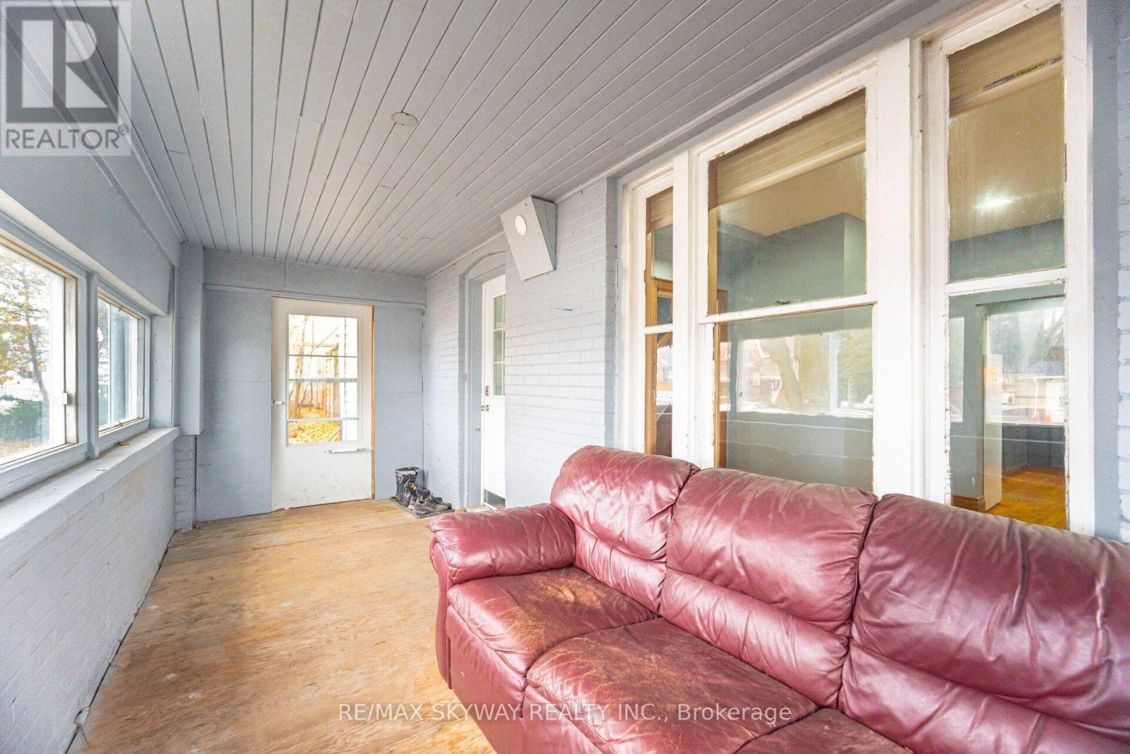 102 QUEEN STREET S - 44
