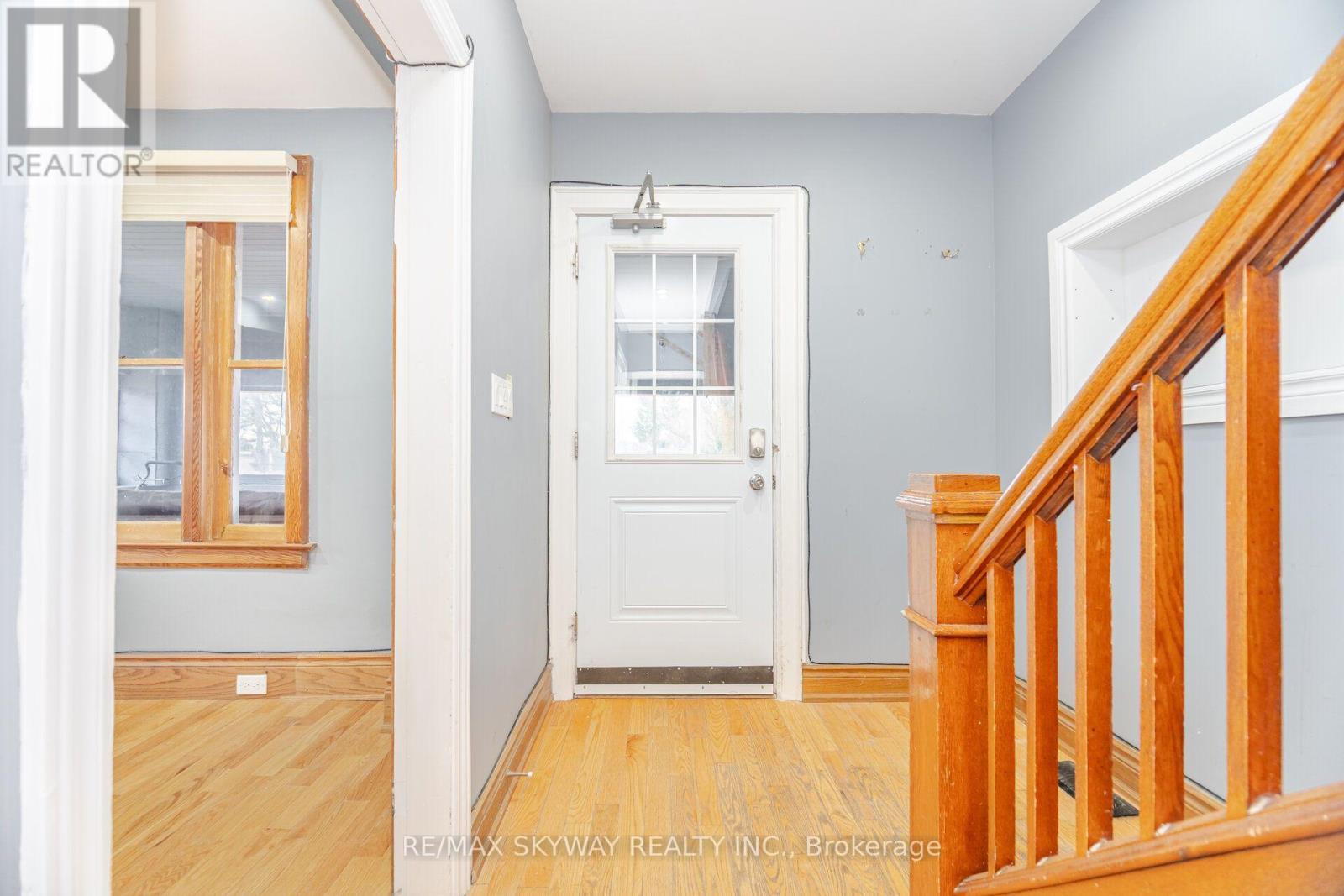 102 QUEEN STREET S - 45