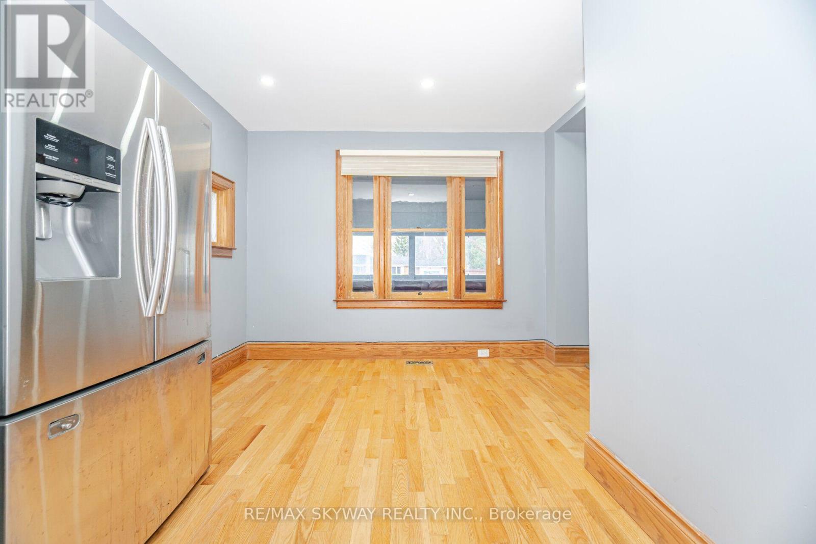 102 QUEEN STREET S - 46