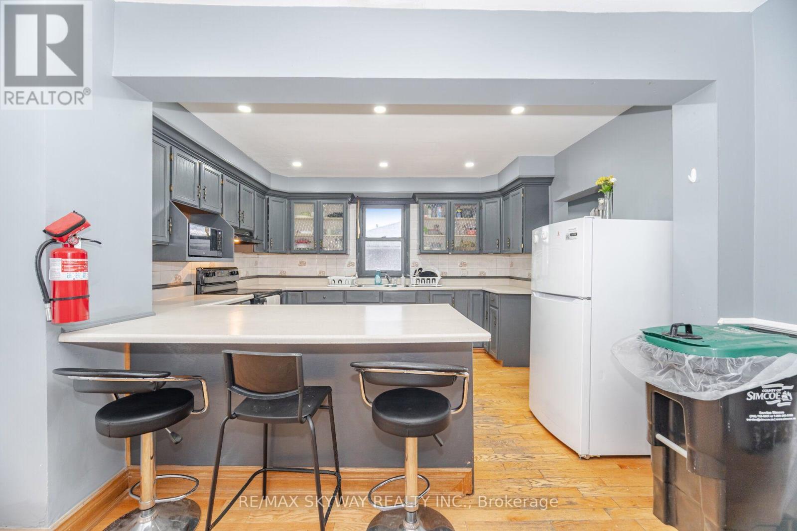 102 QUEEN STREET S - 6