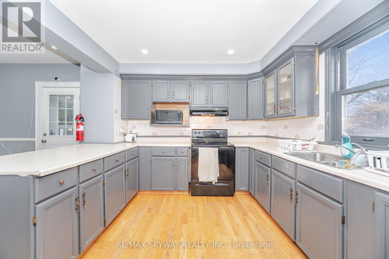102 QUEEN STREET S - 7