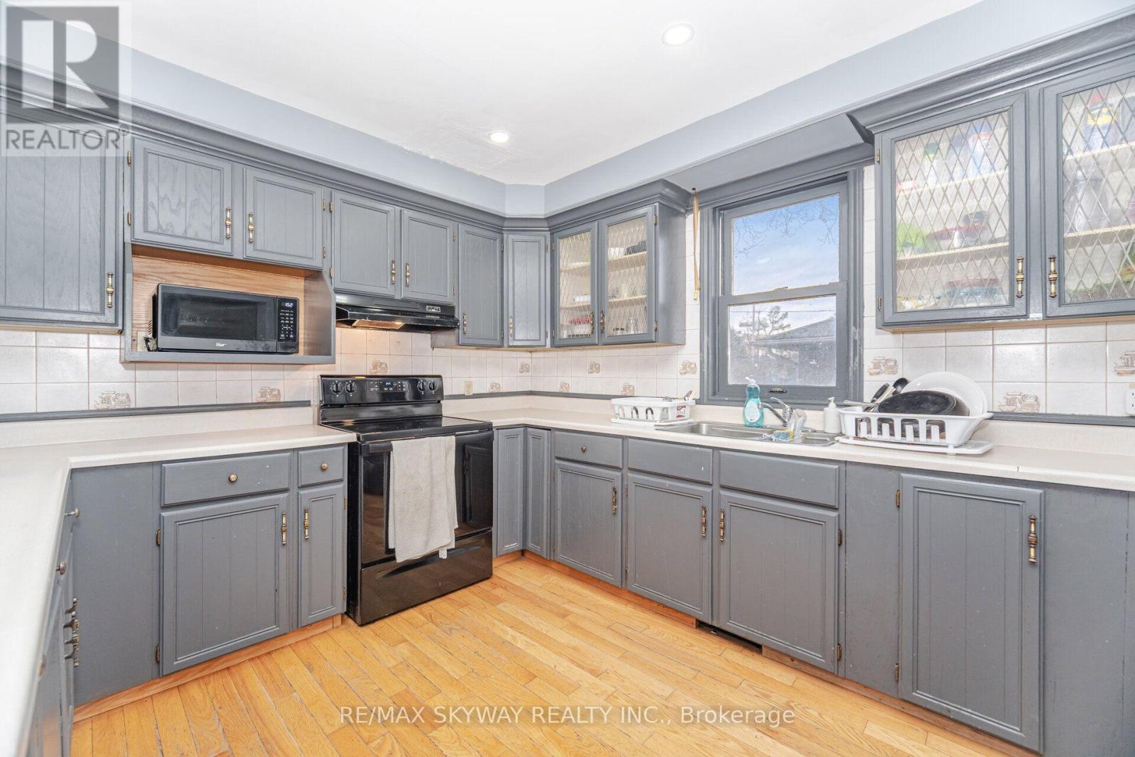 102 QUEEN STREET S - 8