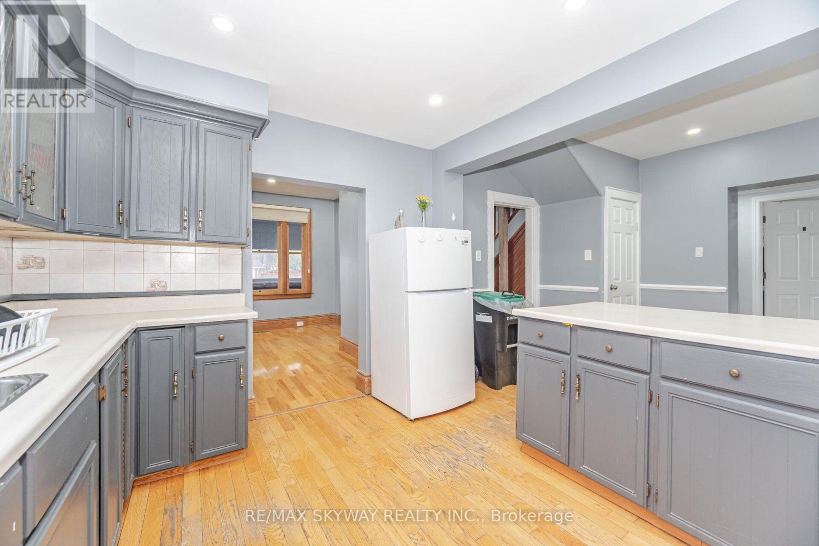 102 QUEEN STREET S - 9