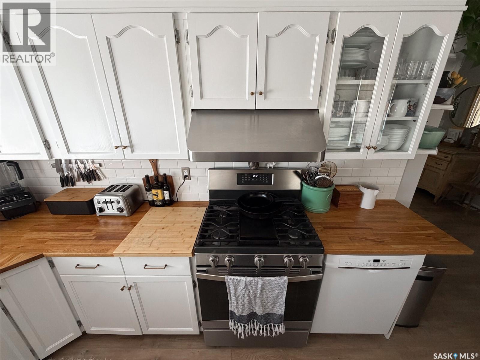 386 4th STREET E - Image 17