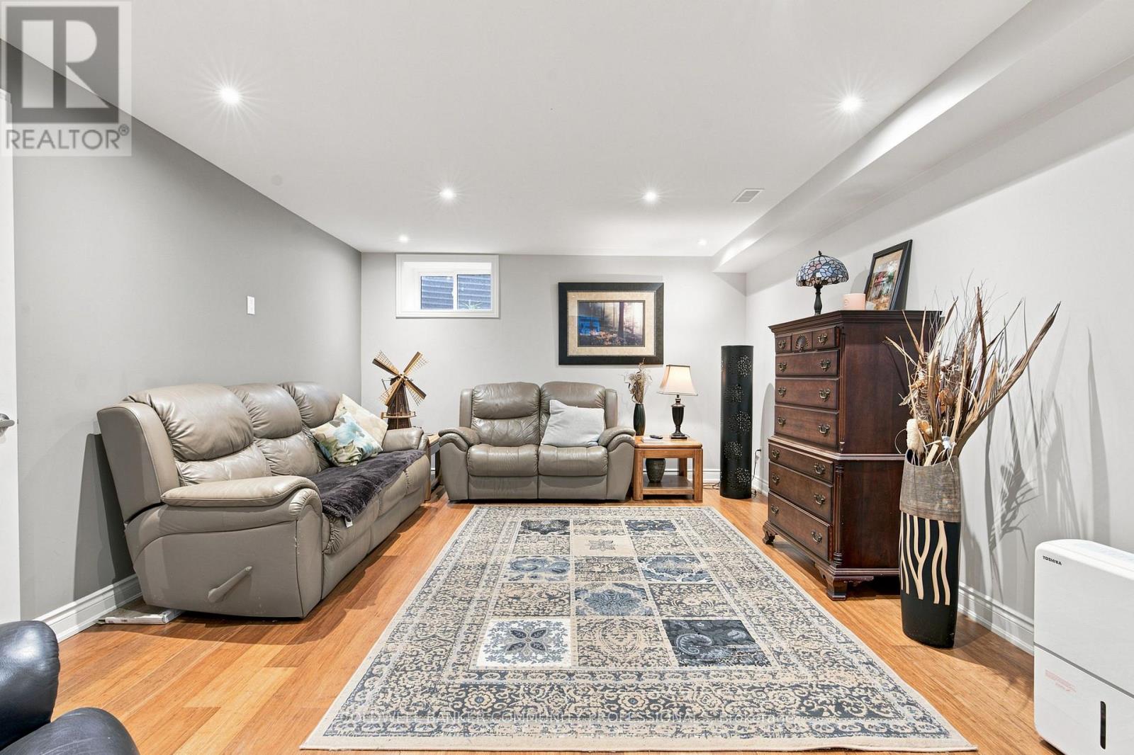 7 APEX COURT - Image 30