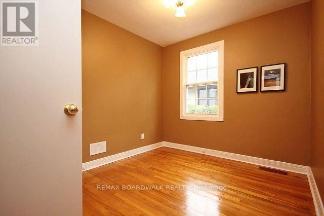 3 Bed, 2 Bath House for Rent in Ottawa – 209 KNOX CRESCENT, Ottawa – MLS# X13569020 - Image 10