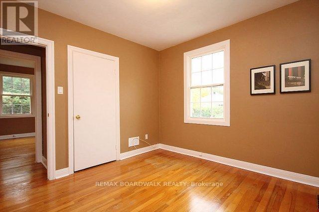 3 Bed, 2 Bath House for Rent in Ottawa – 209 KNOX CRESCENT, Ottawa – MLS# X13569020 - Image 11